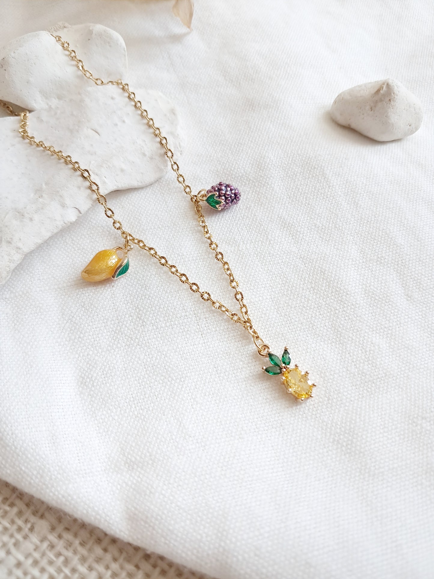 Collier fruits : mangue, ananas et mûre