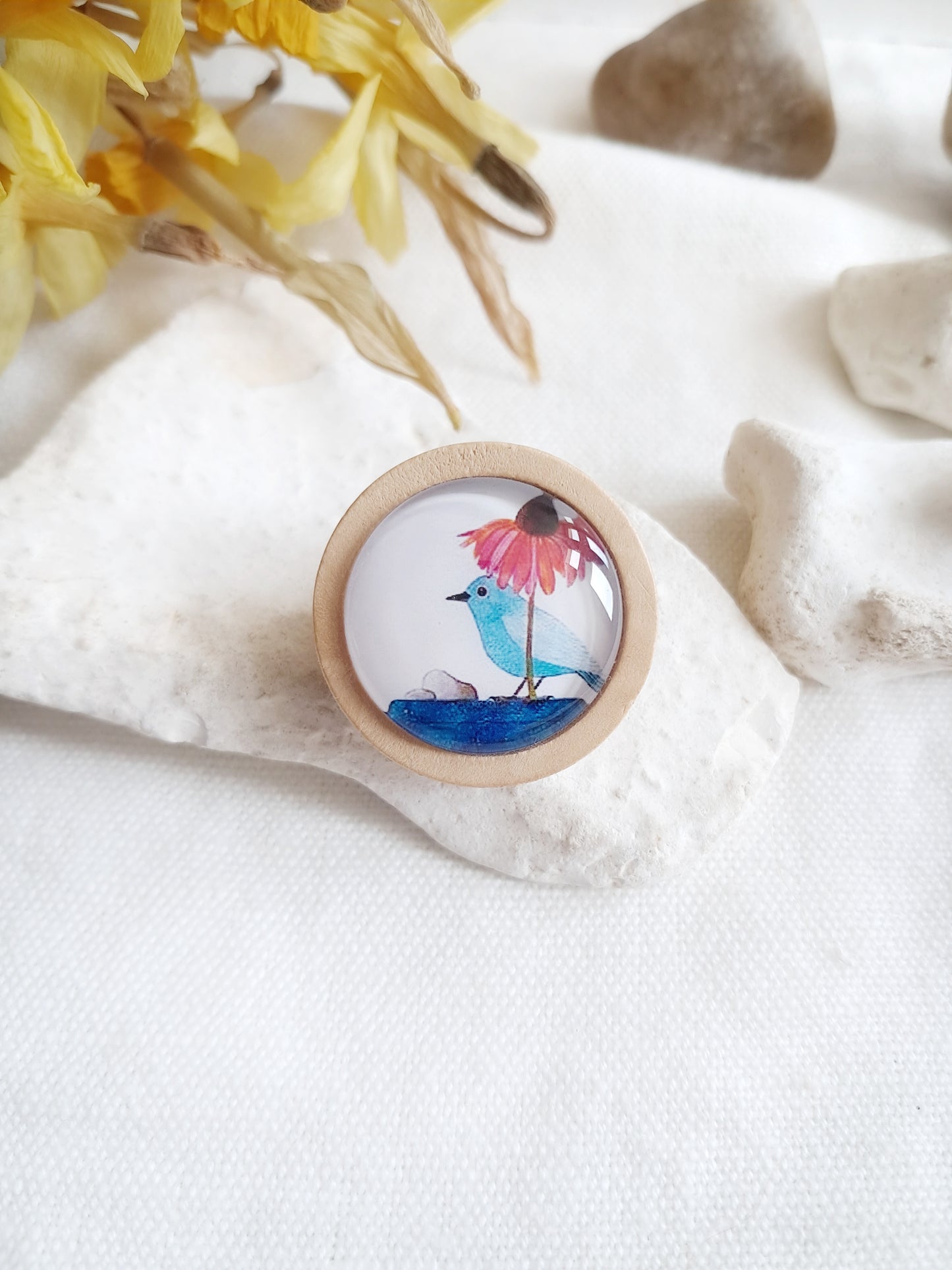Broche cabochon oiseau bleu et fleur