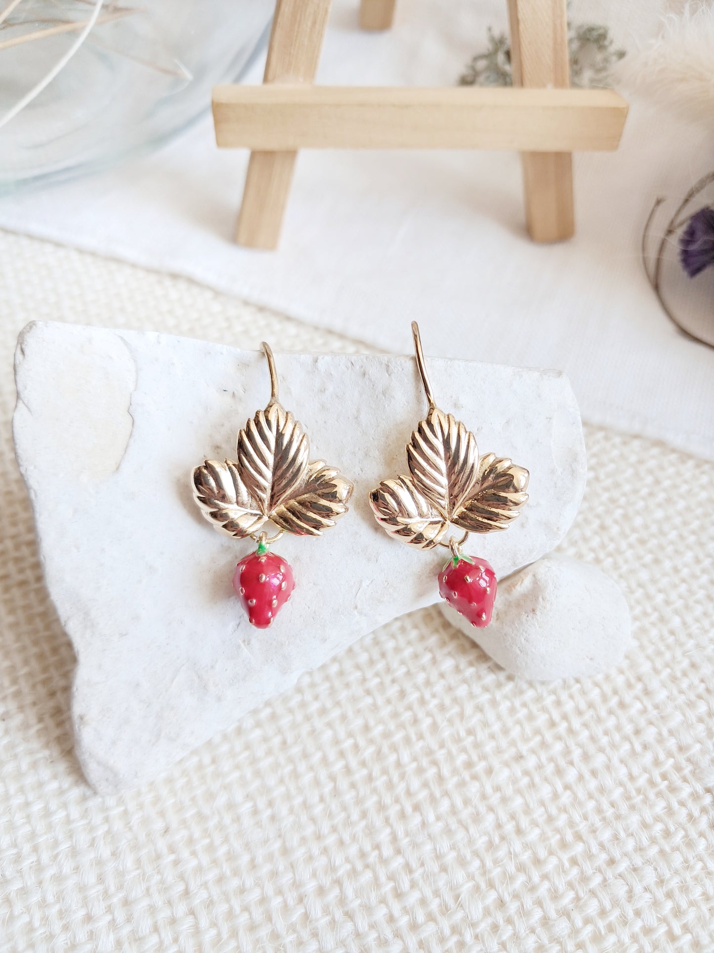 Boucles d'oreilles feuilles et fruits fraises
