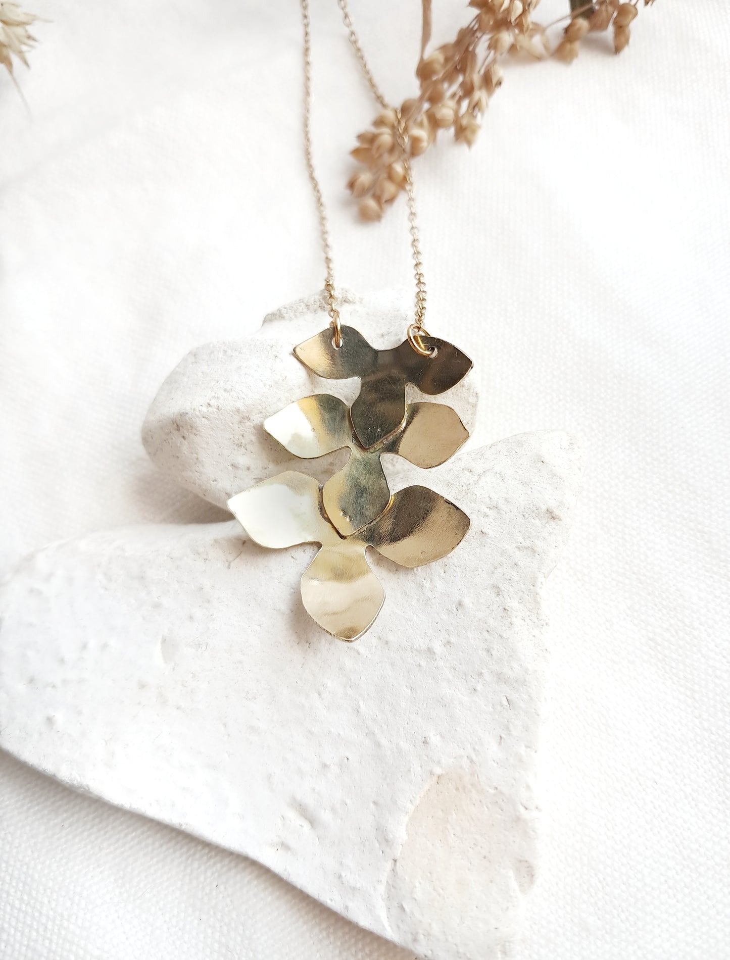 Collier inspiration fleur d'hortensia en laiton