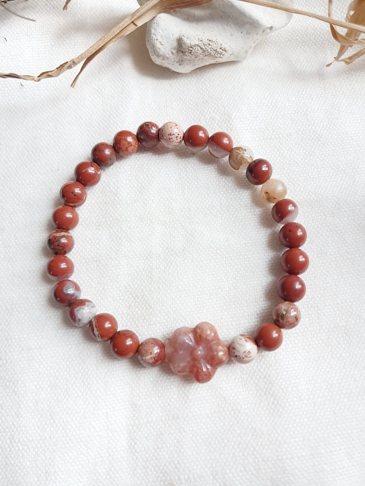 Bracelet perle sculptée fleur en jade et jaspe rouge