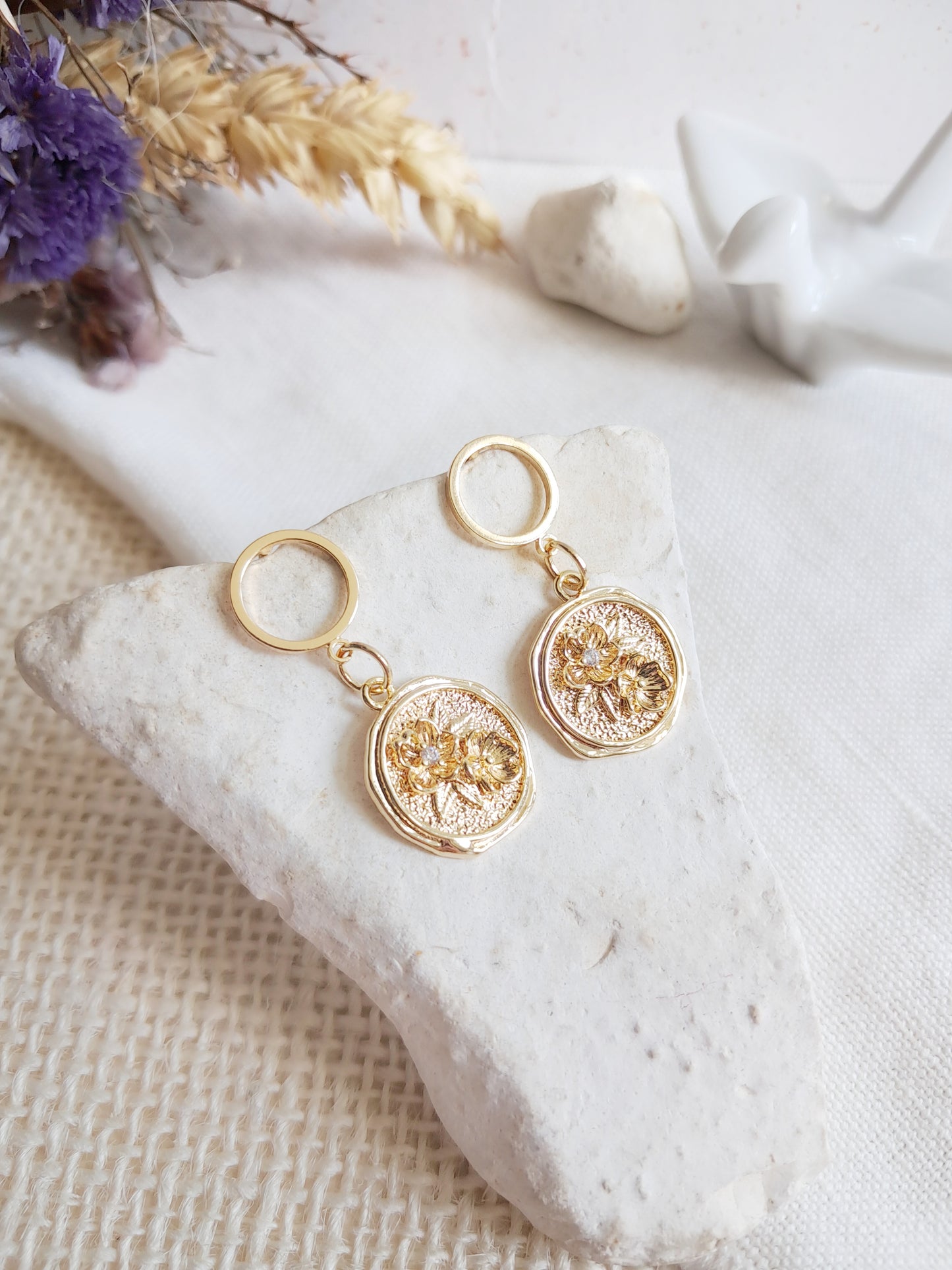 Boucles d'oreilles pendantes cercles et médaillons fleurs de cerisier
