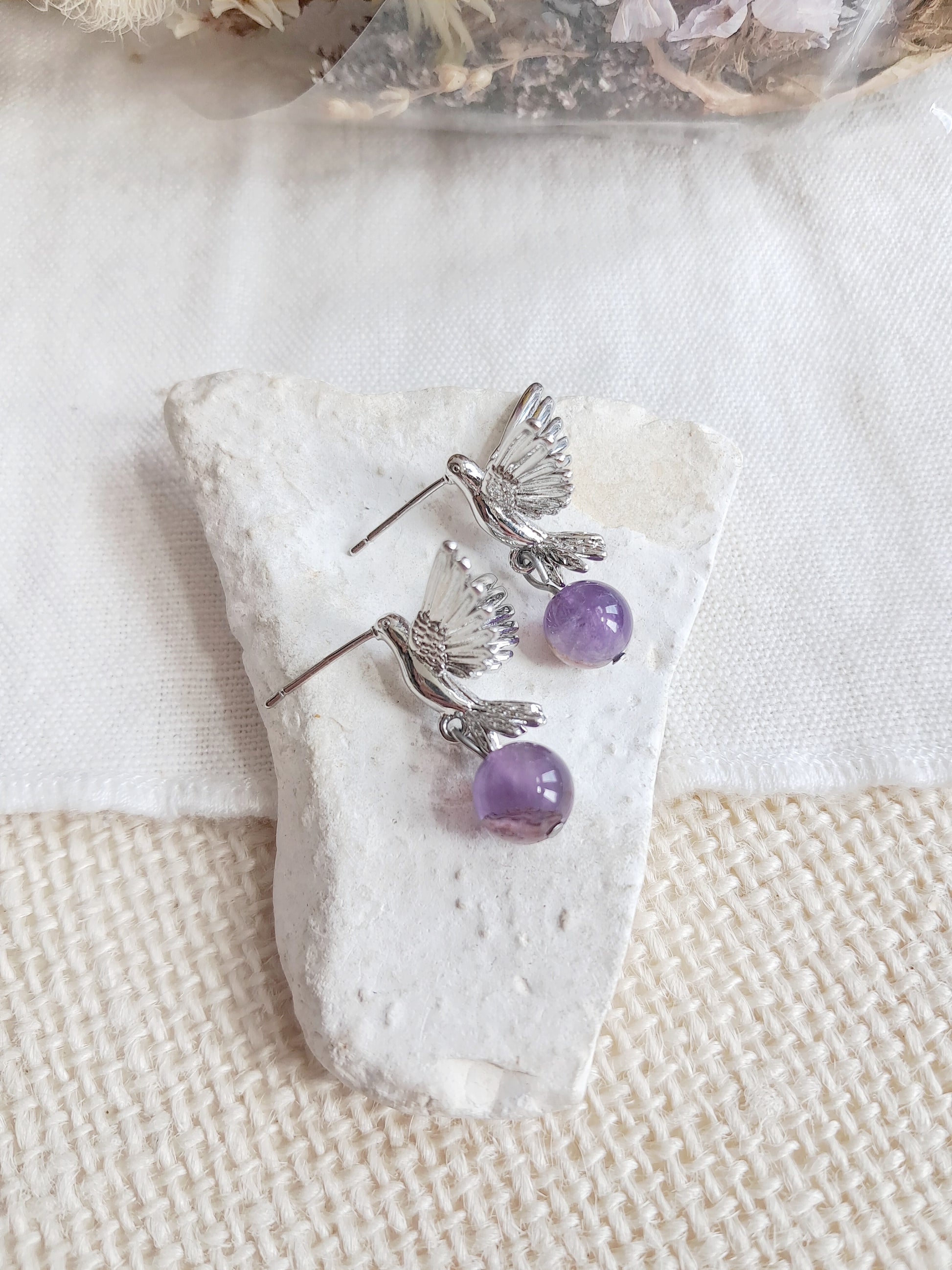 Boucles d'oreilles colibris et perles en améthyste en laiton argenté