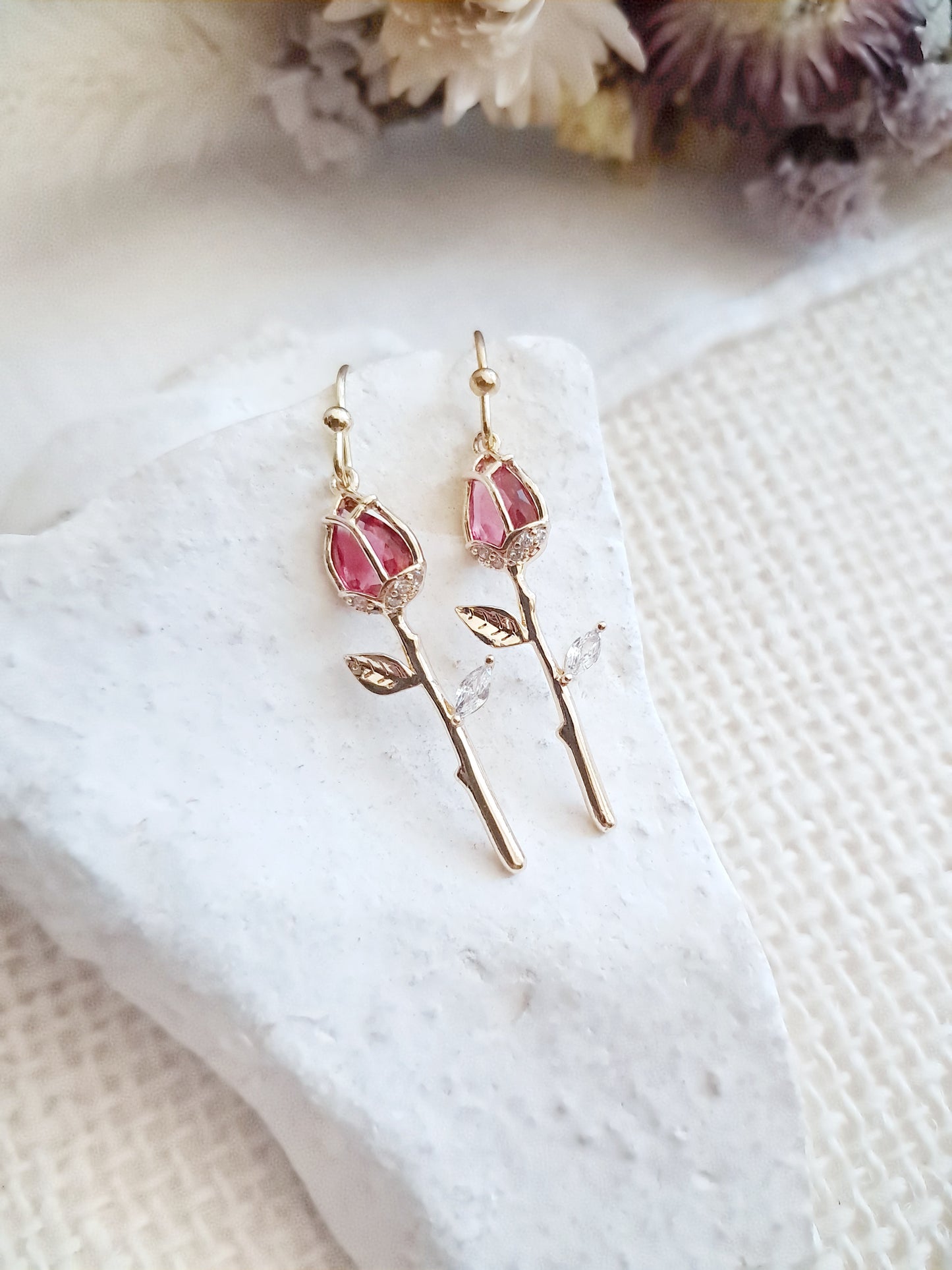 Boucles d'oreilles pendantes roses rouges