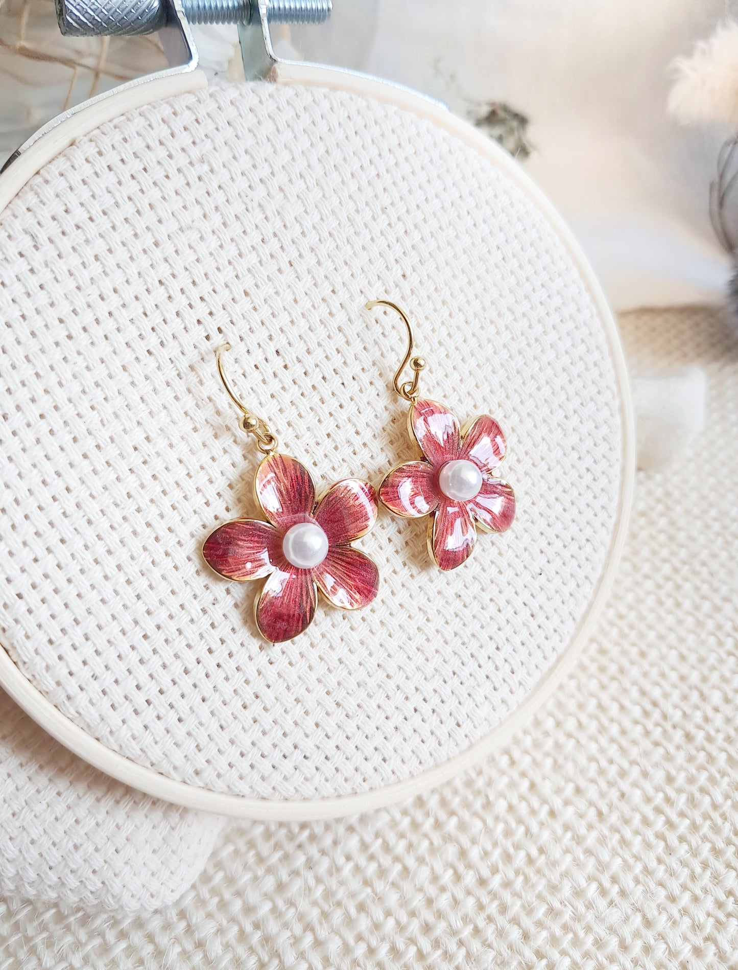 Boucles d'oreilles pendantes fleurs rouges