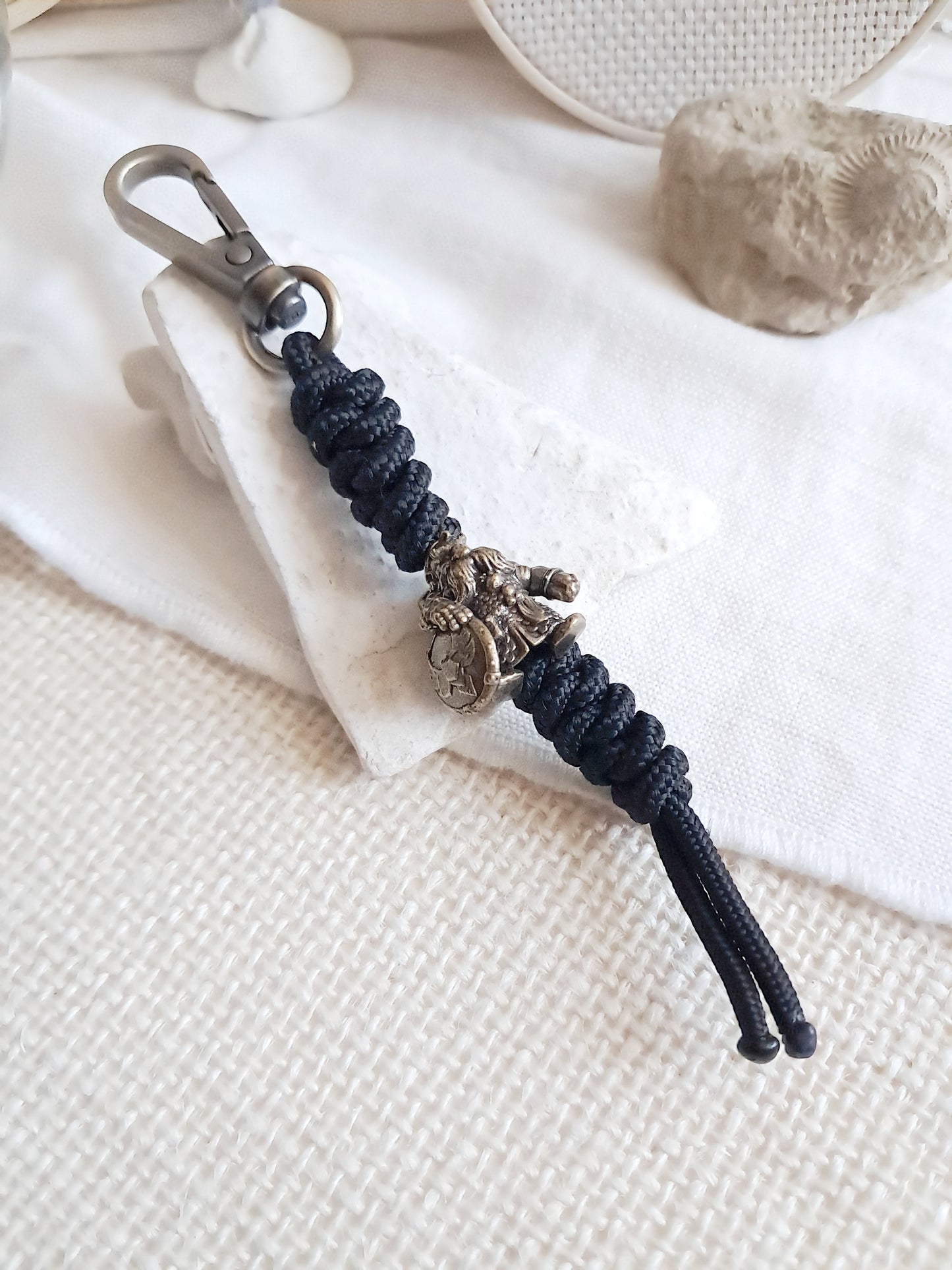 Porte-clés guerrier nain avec un bouclier en laiton