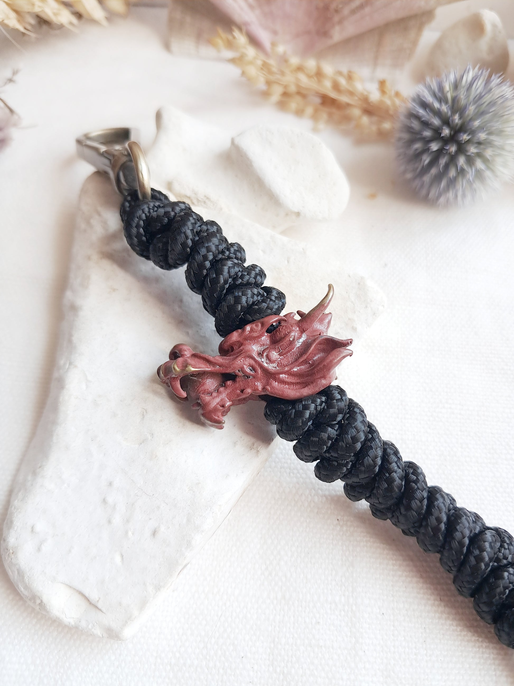 Porte-clés dragon rouge en laiton