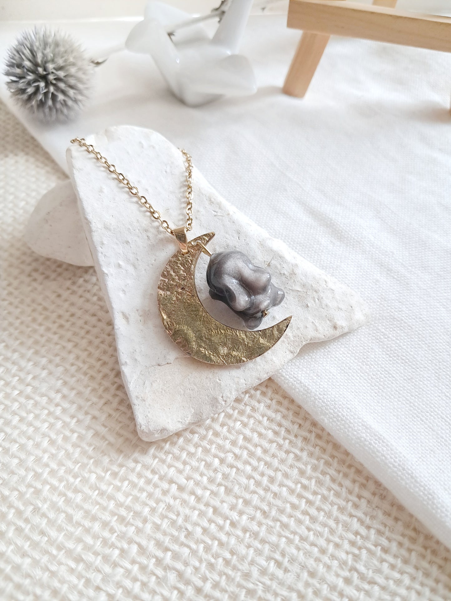 Collier lapin dans la lune en obsidienne argentée