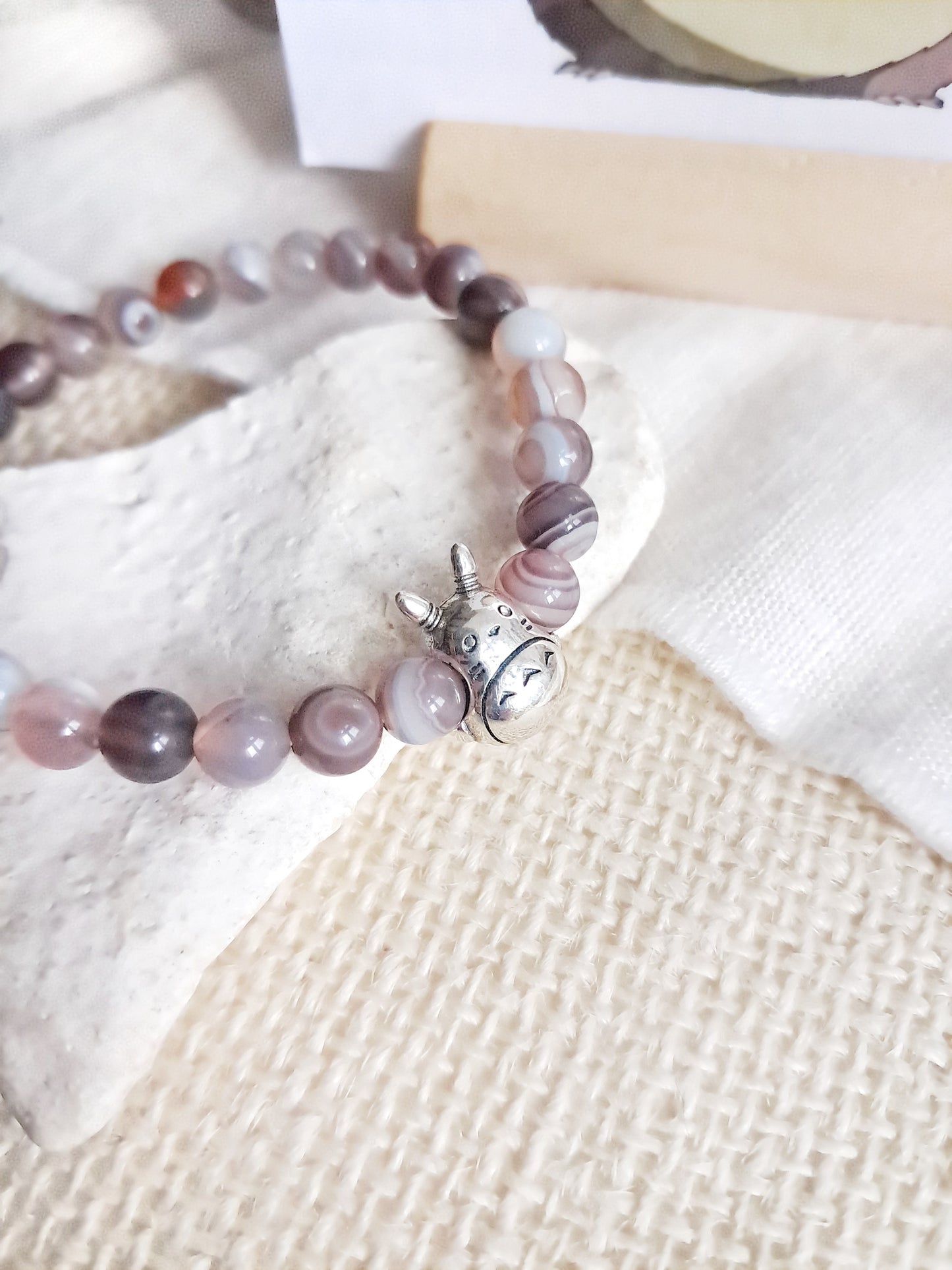 Bracelet Totoro avec sa breloque perle