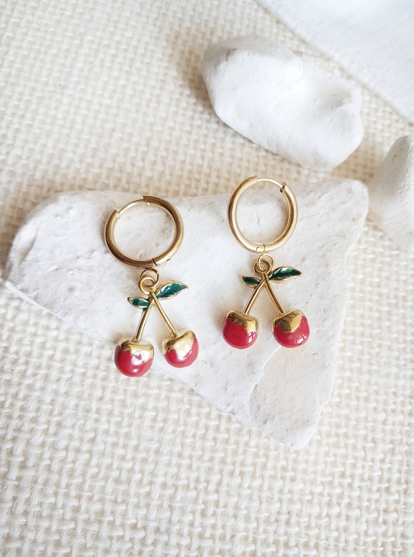 Boucles d'oreilles créoles cerises rouges et dorées en acier inoxydable doré