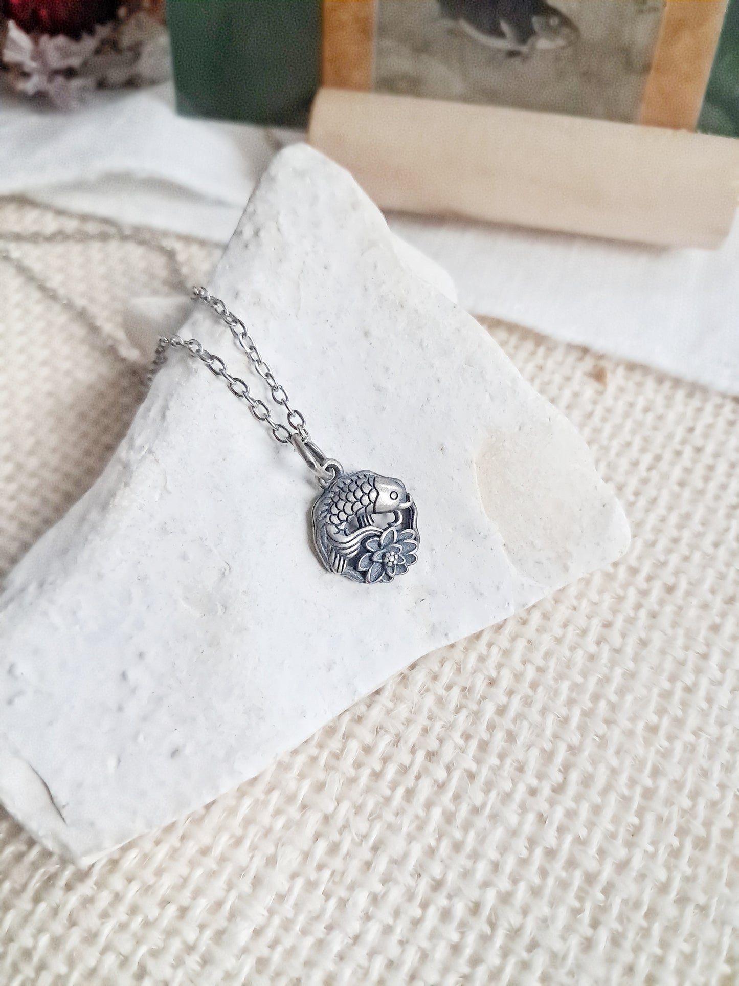 Collier poissons carpes dans un étang de lotus en acier inoxydable et en argent 925