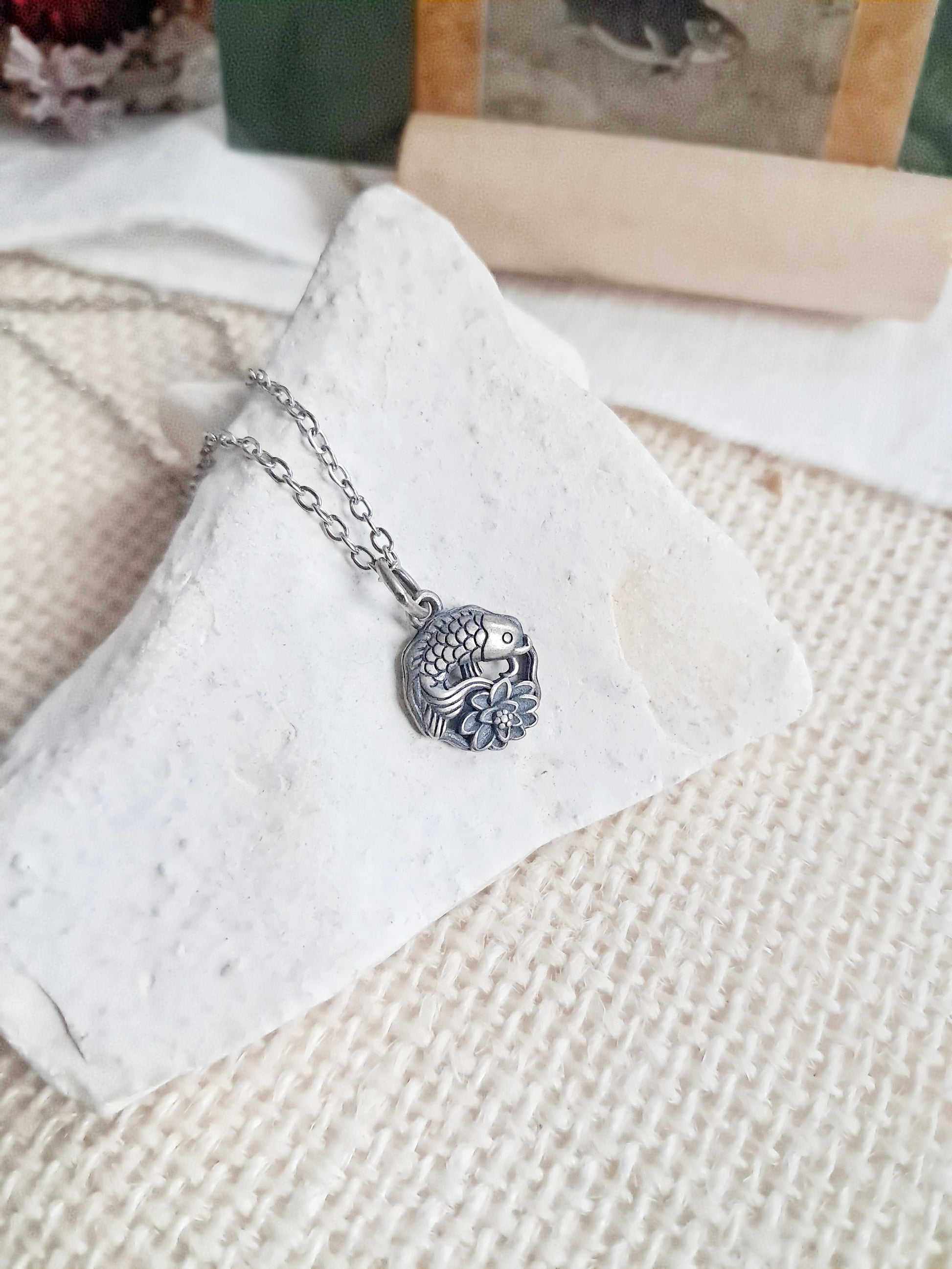 Collier poissons carpes dans un étang de lotus en acier inoxydable et en argent 925