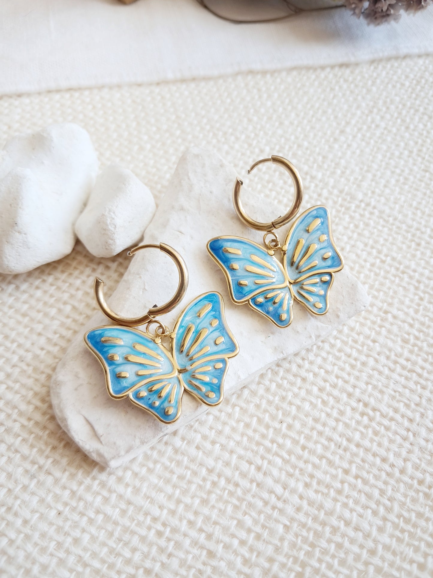 Boucles d'oreilles créoles papillons bleus en acier inoxydable doré