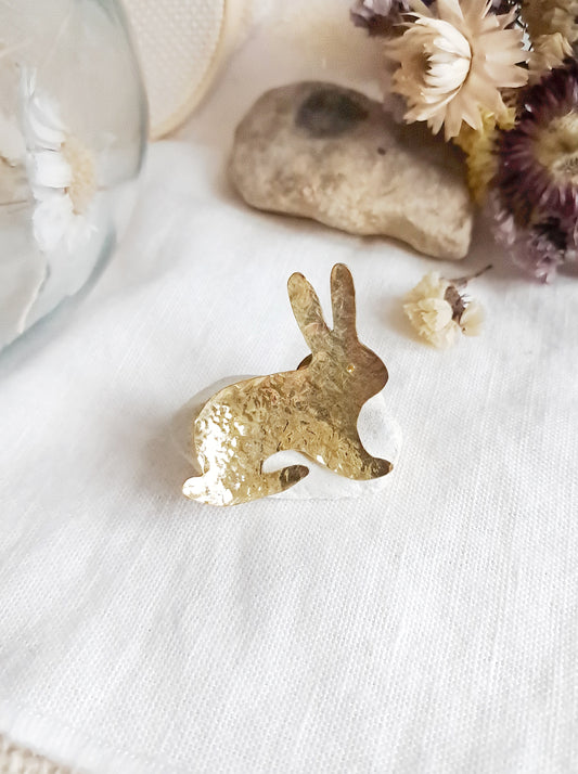 Pin's lapin texturé en laiton