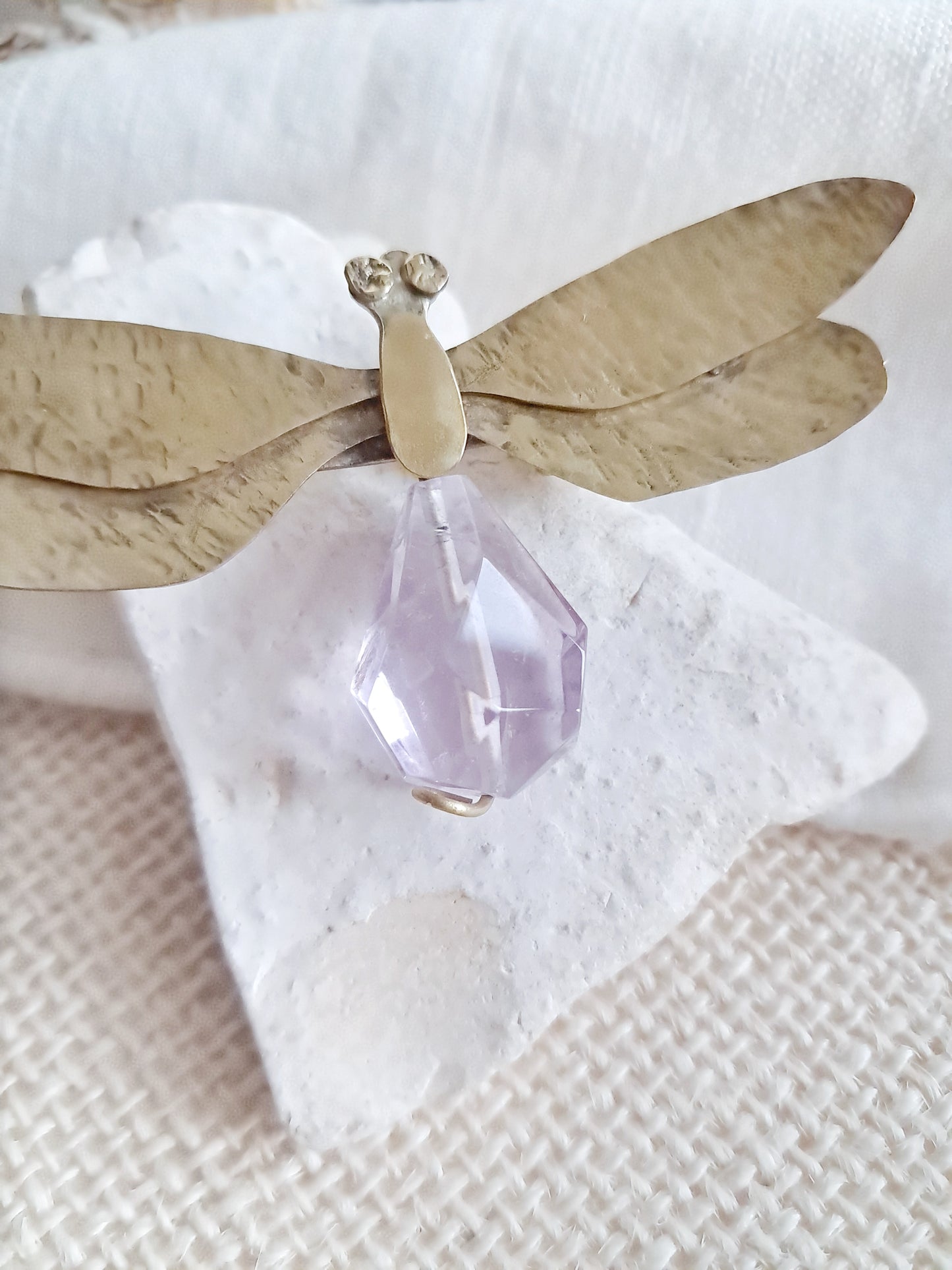 Broche libellule en laiton et améthyste