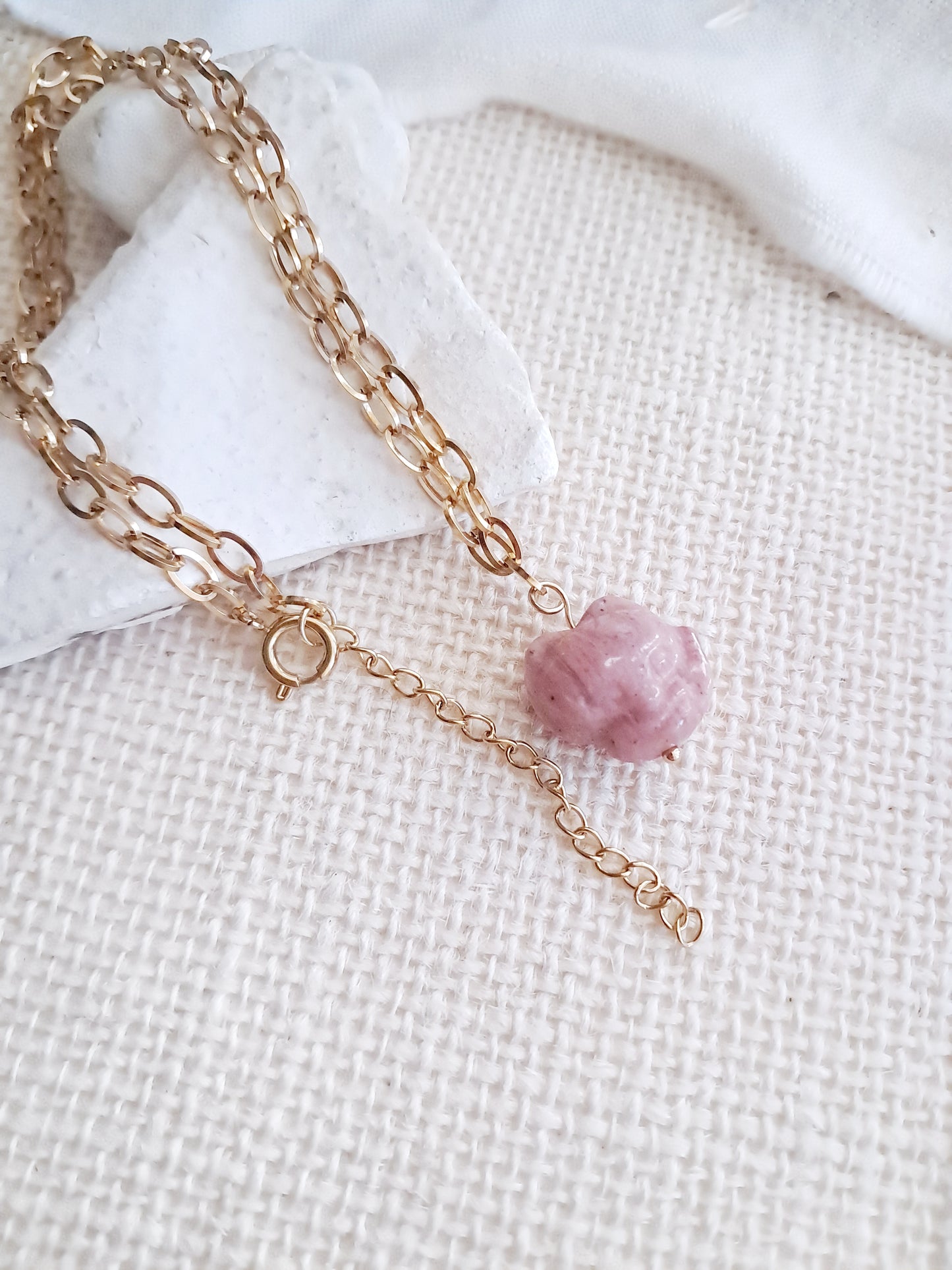 Collier renard en rhodonite et acier inoxydable doré