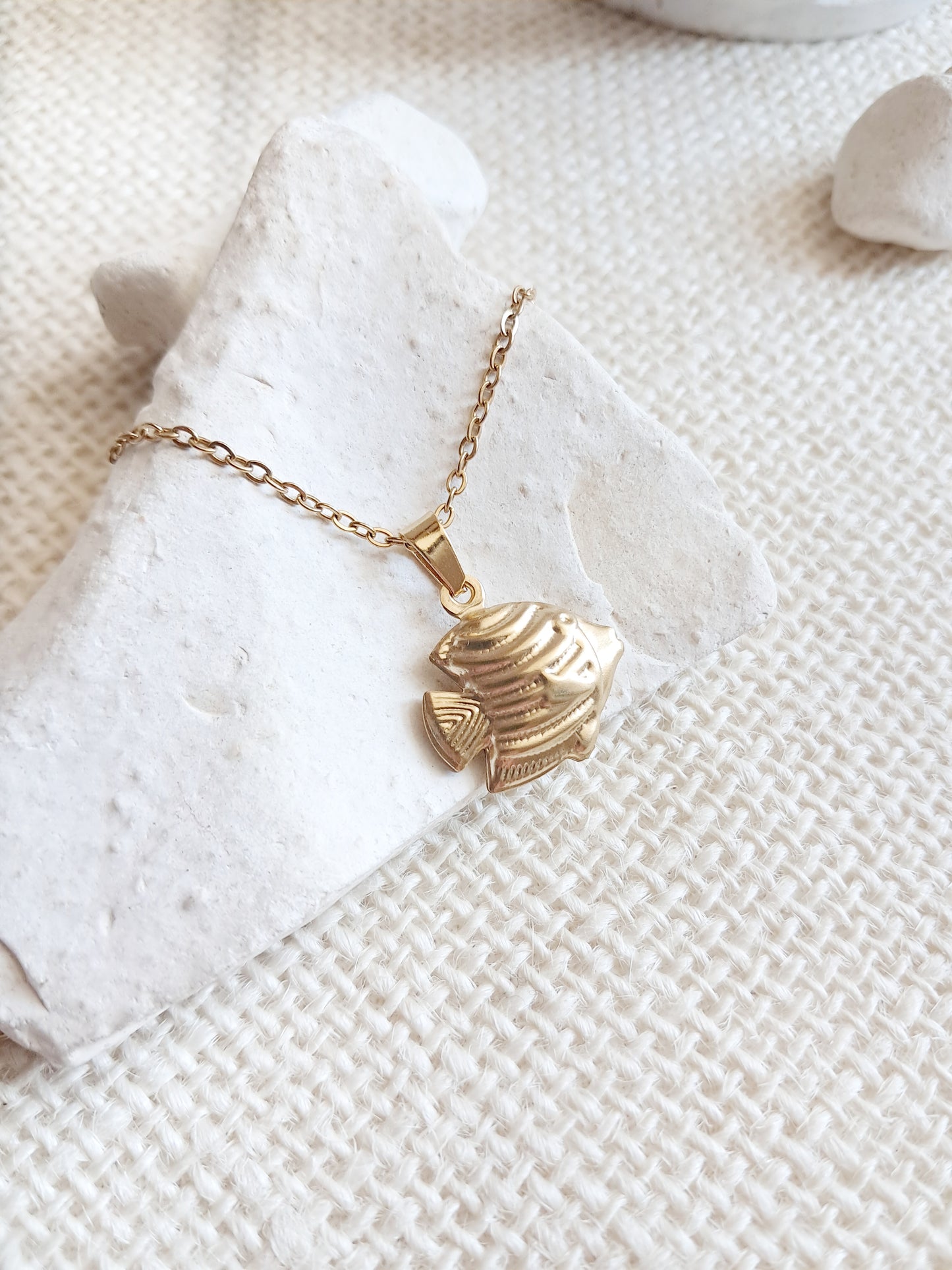 Collier pendentif poisson en acier inoxydable doré