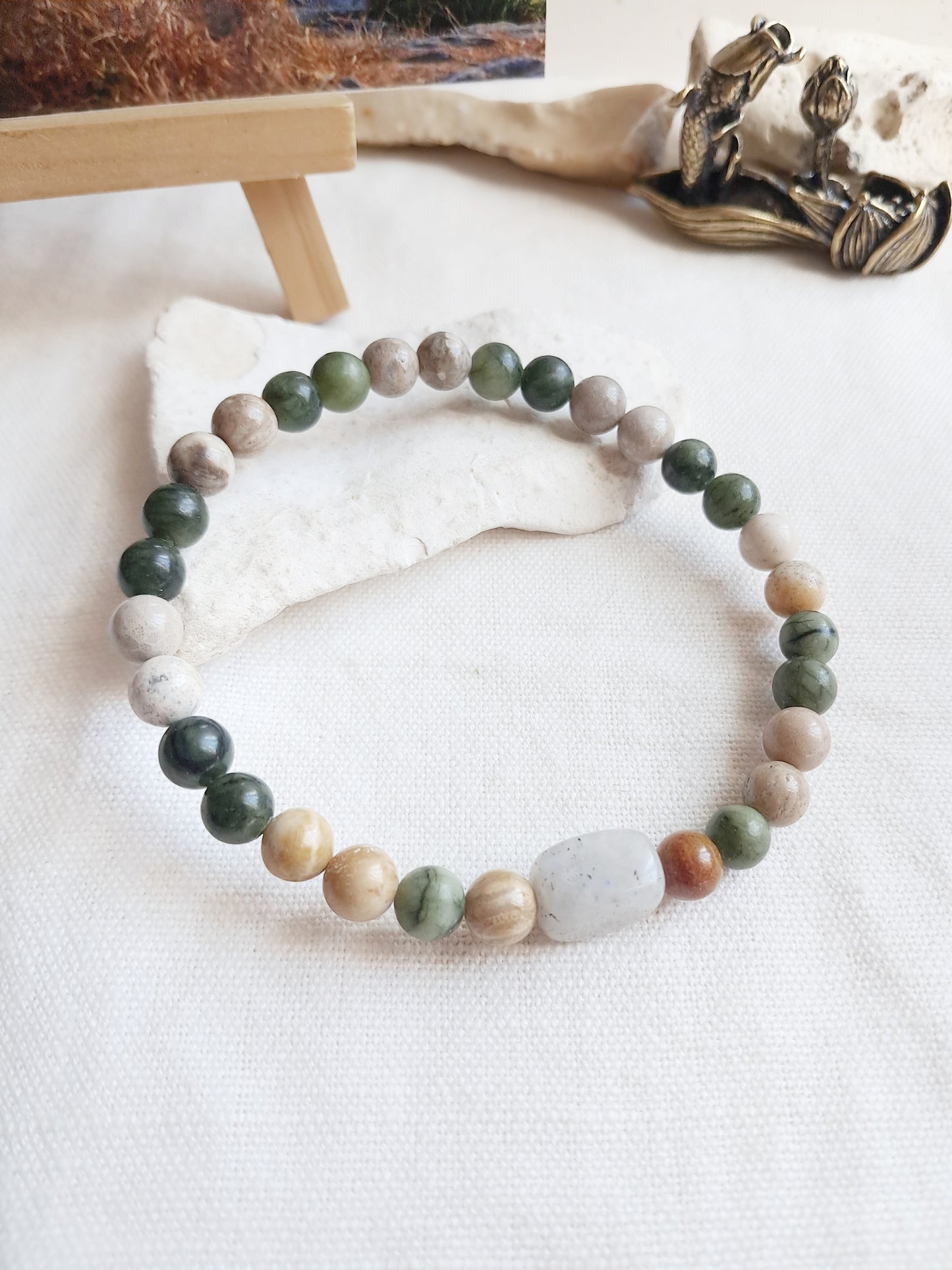 Bracelet "Paysage automnal de Corée" en labradorite, jade vert et fossile de corail