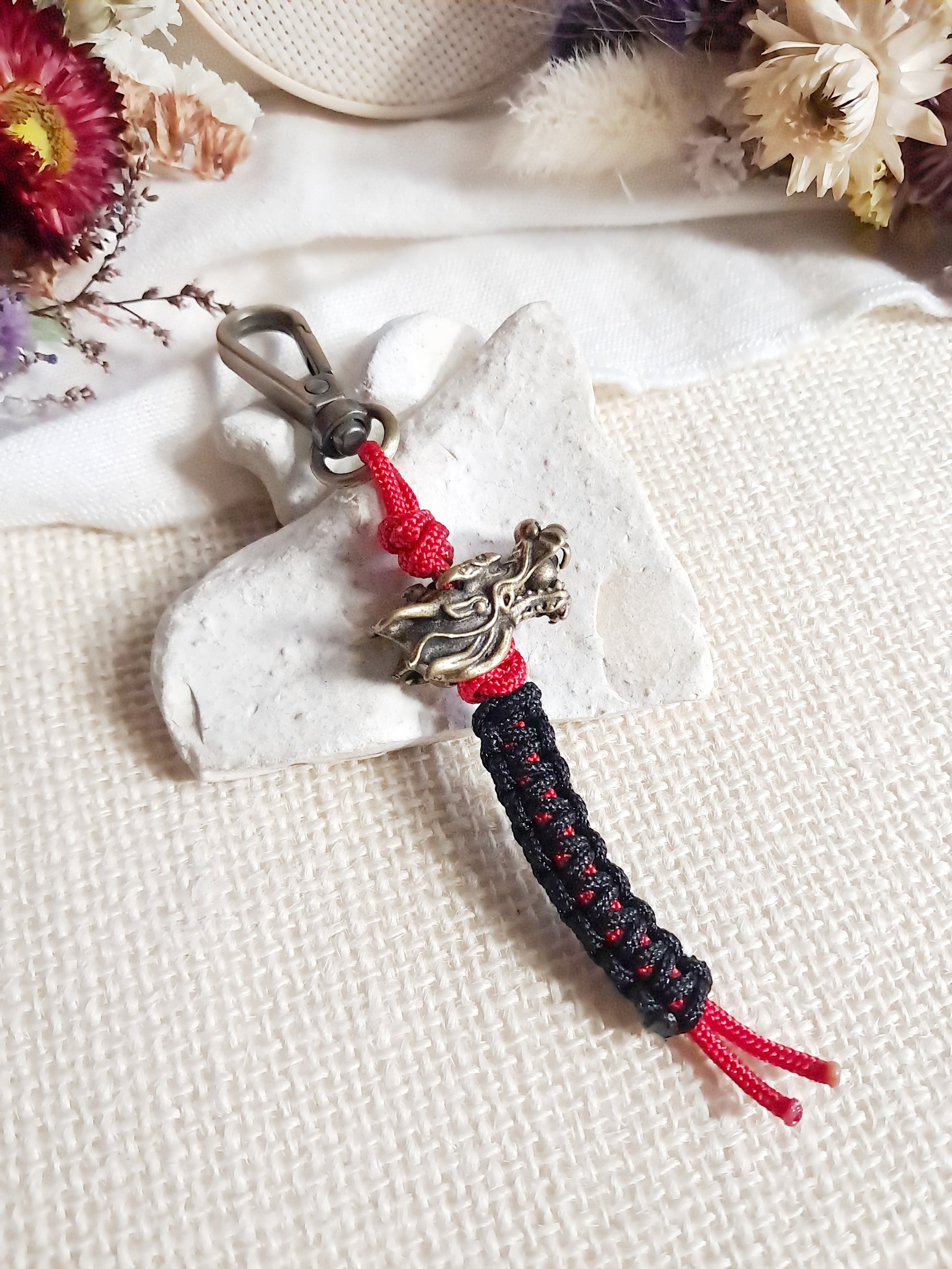 Porte-clés tête de dragon et tissage rouge et noir