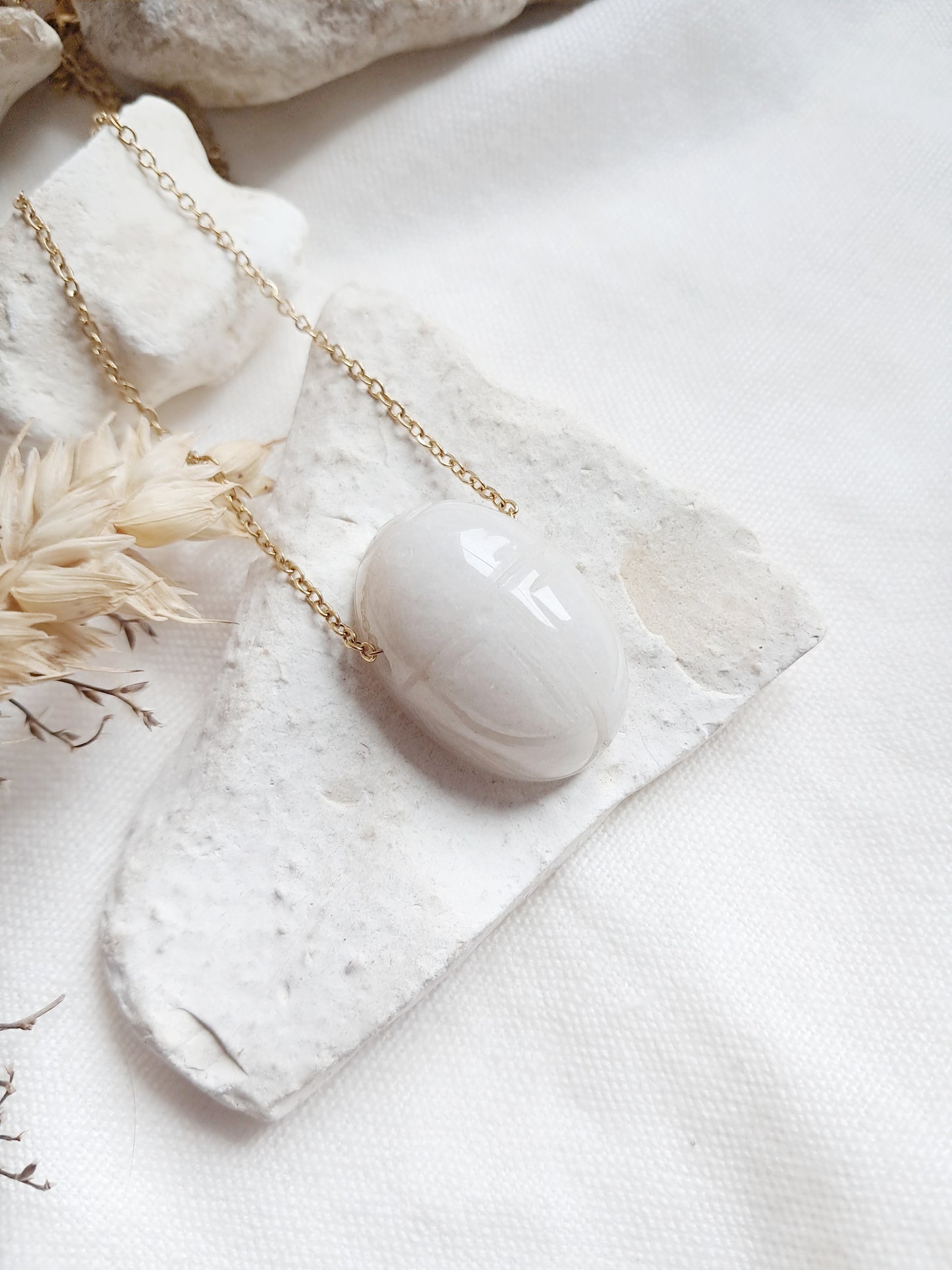 Collier scarabée en jade blanc et acier inoxydable doré