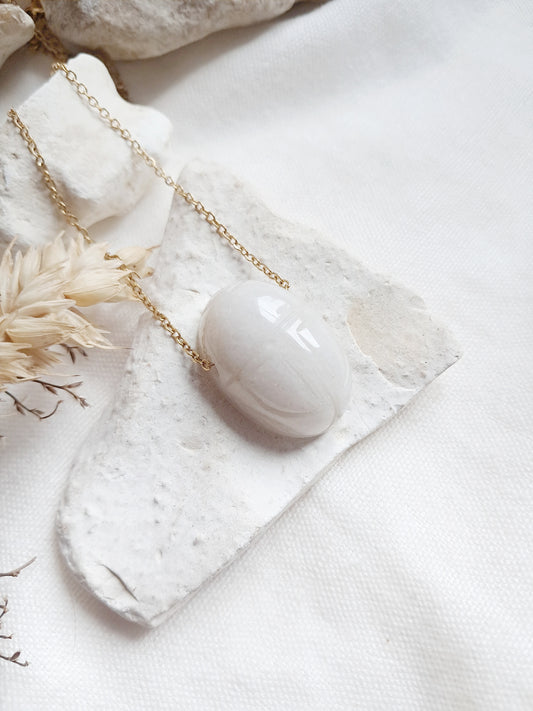 Collier scarabée en jade blanc et acier inoxydable doré