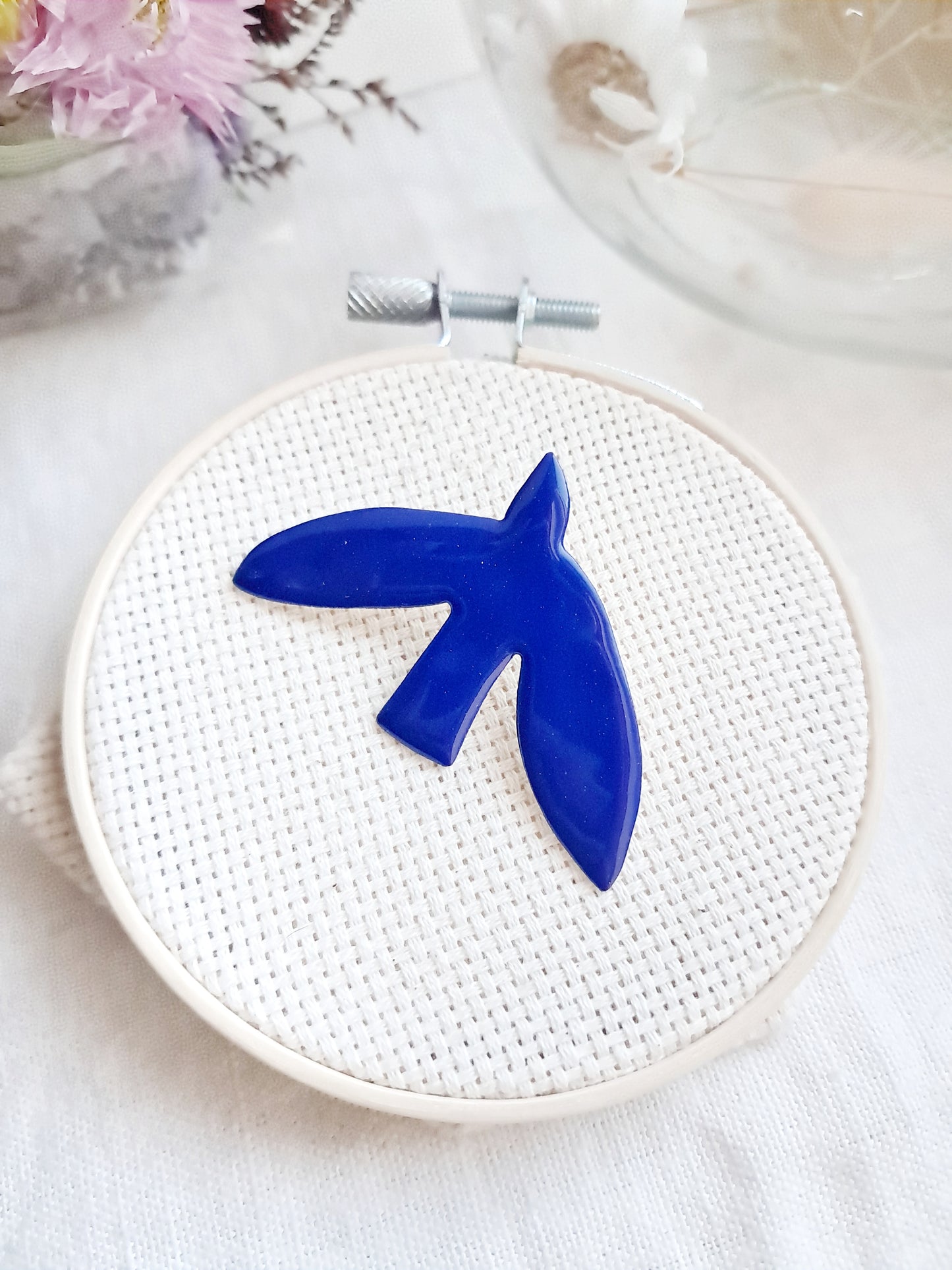 Pin's oiseau bleu de Matisse en laiton et émail