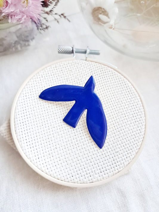 Pin's oiseau bleu de Matisse en laiton et émail