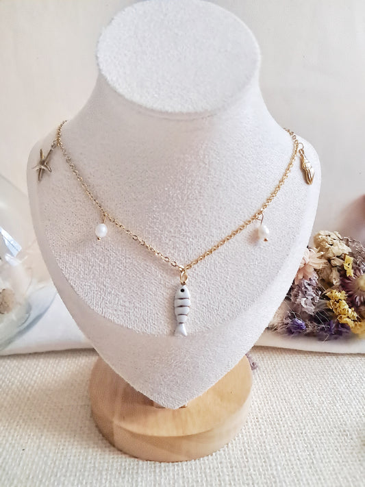 Collier poisson blanc, perles d'eau douce, étoile de mer et coquillage 