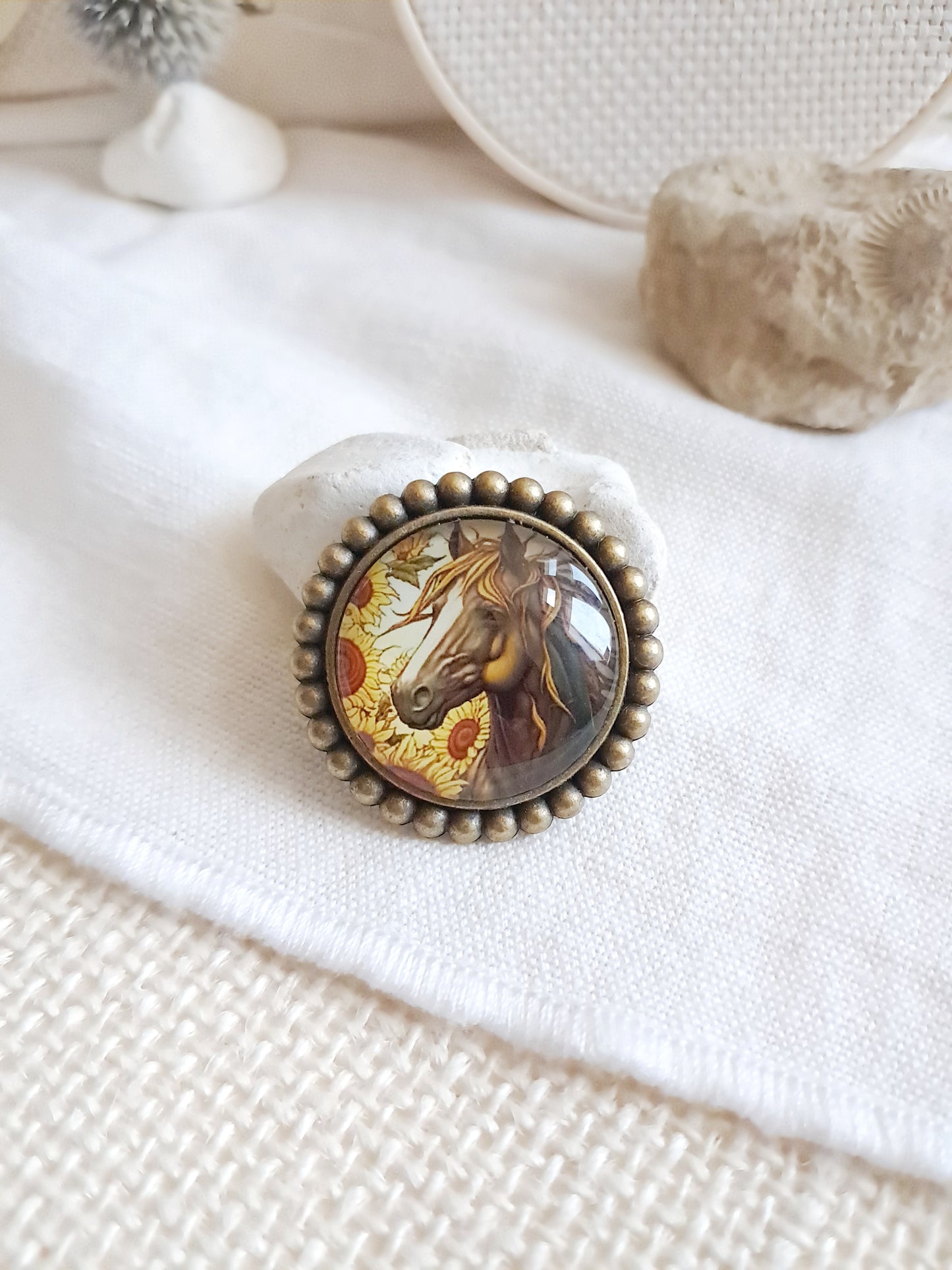 Broche cabochon cheval et tournesols