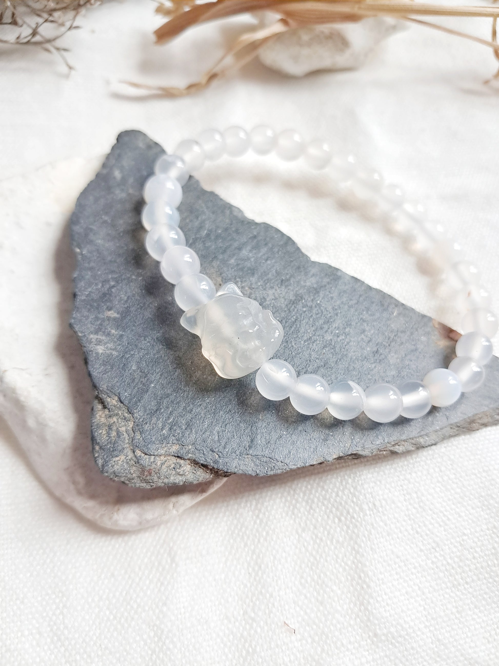 Bracelet renard à neuf queues en agate blanche