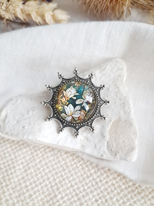 Broche cabochon fleurs de magnolia sur un support médiéval gothique