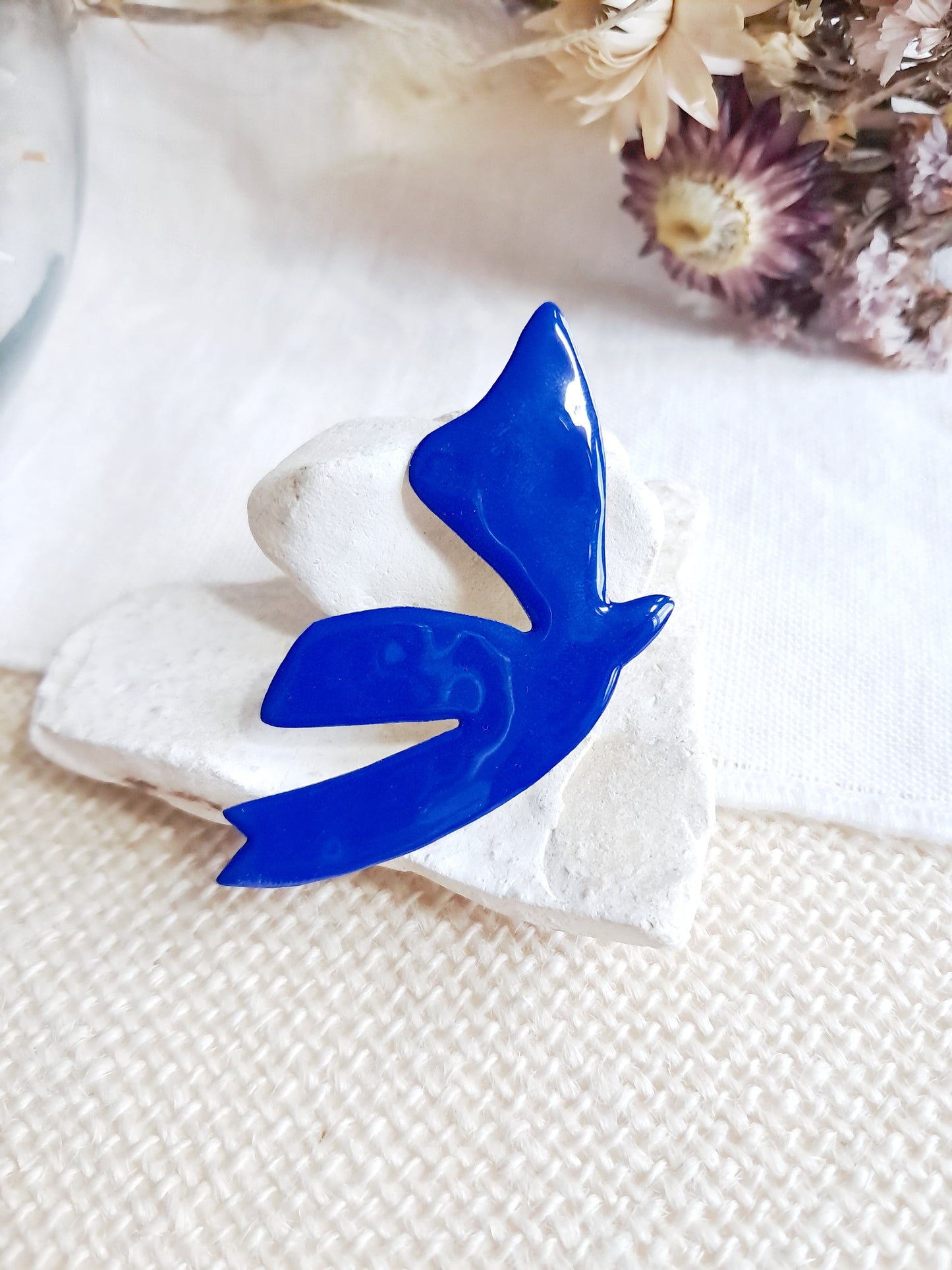 Broche oiseau bleu de Matisse en laiton et émail