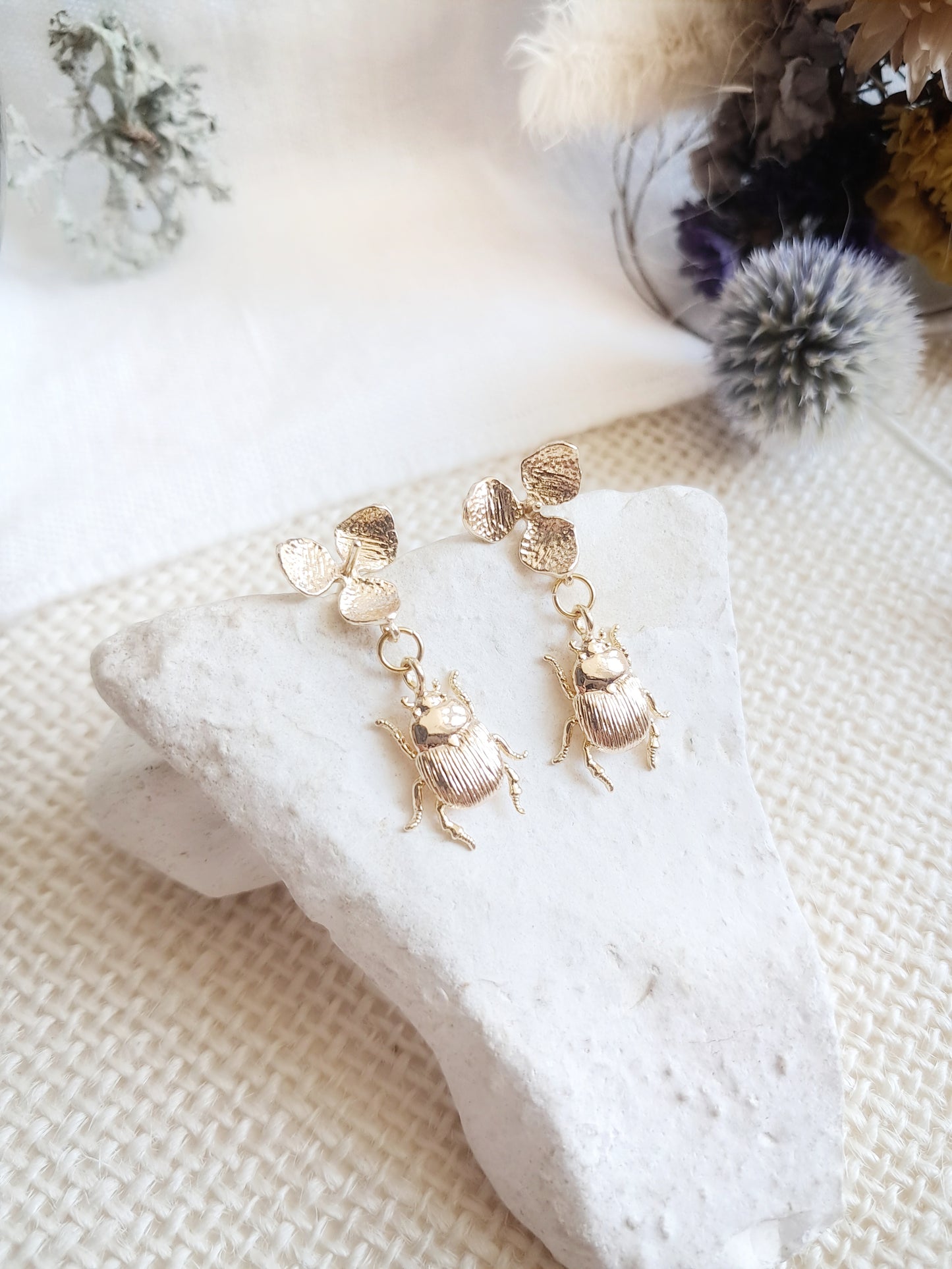 Boucles d'oreilles pendantes fleurs et scarabées