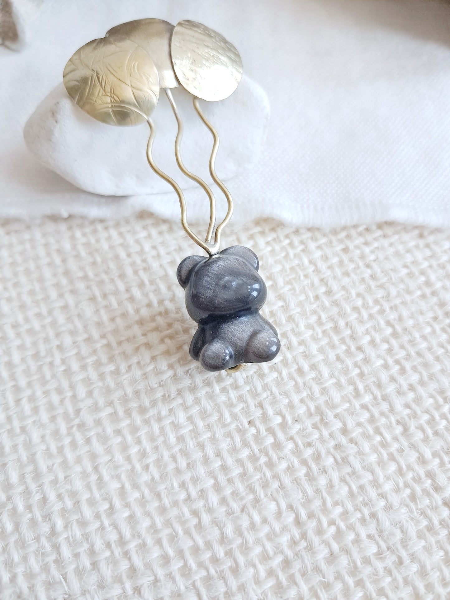 Pin's nounours suspendu à des ballons en obsidienne argentée