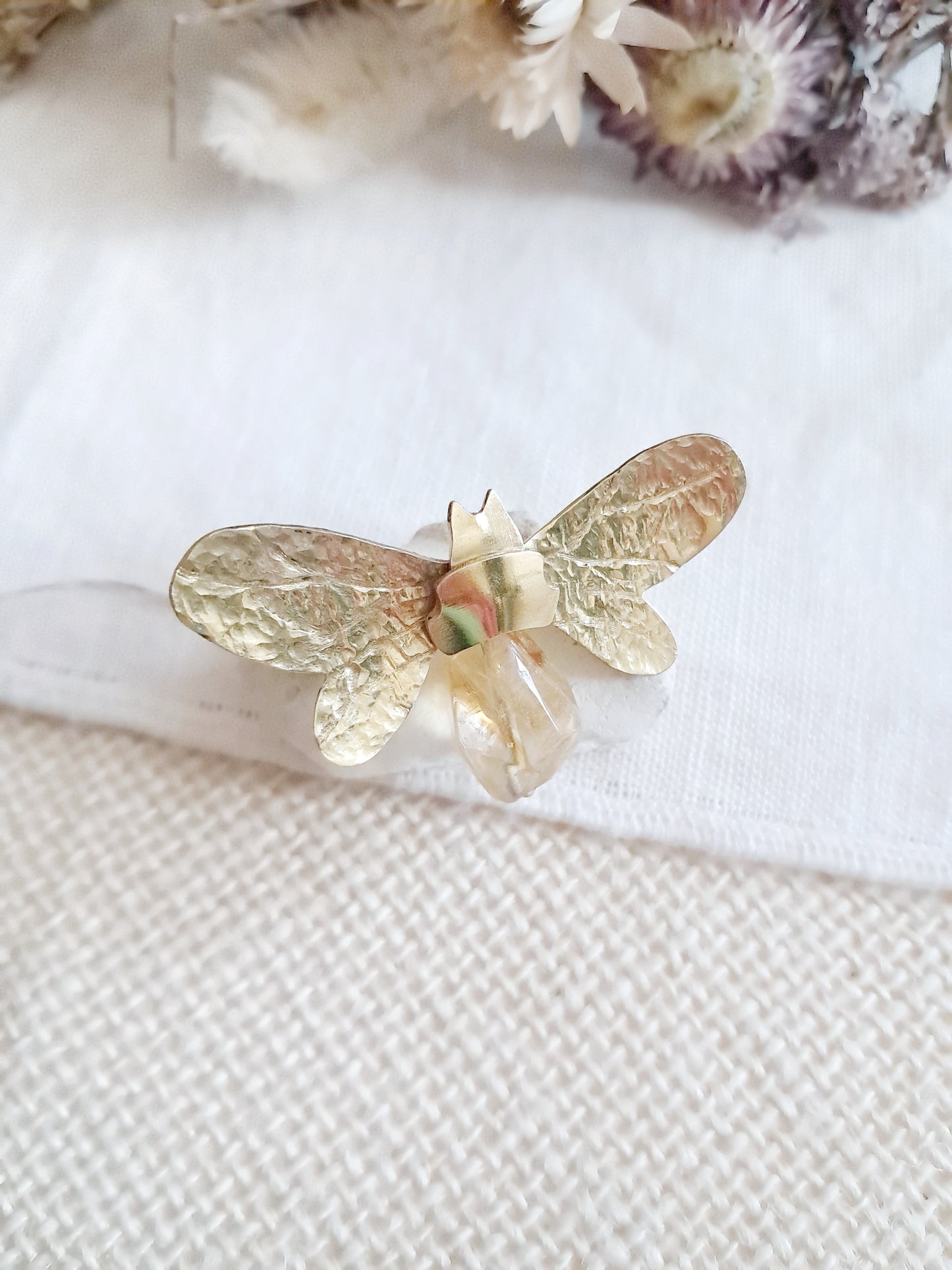 Broche abeille en laiton et quartz doré
