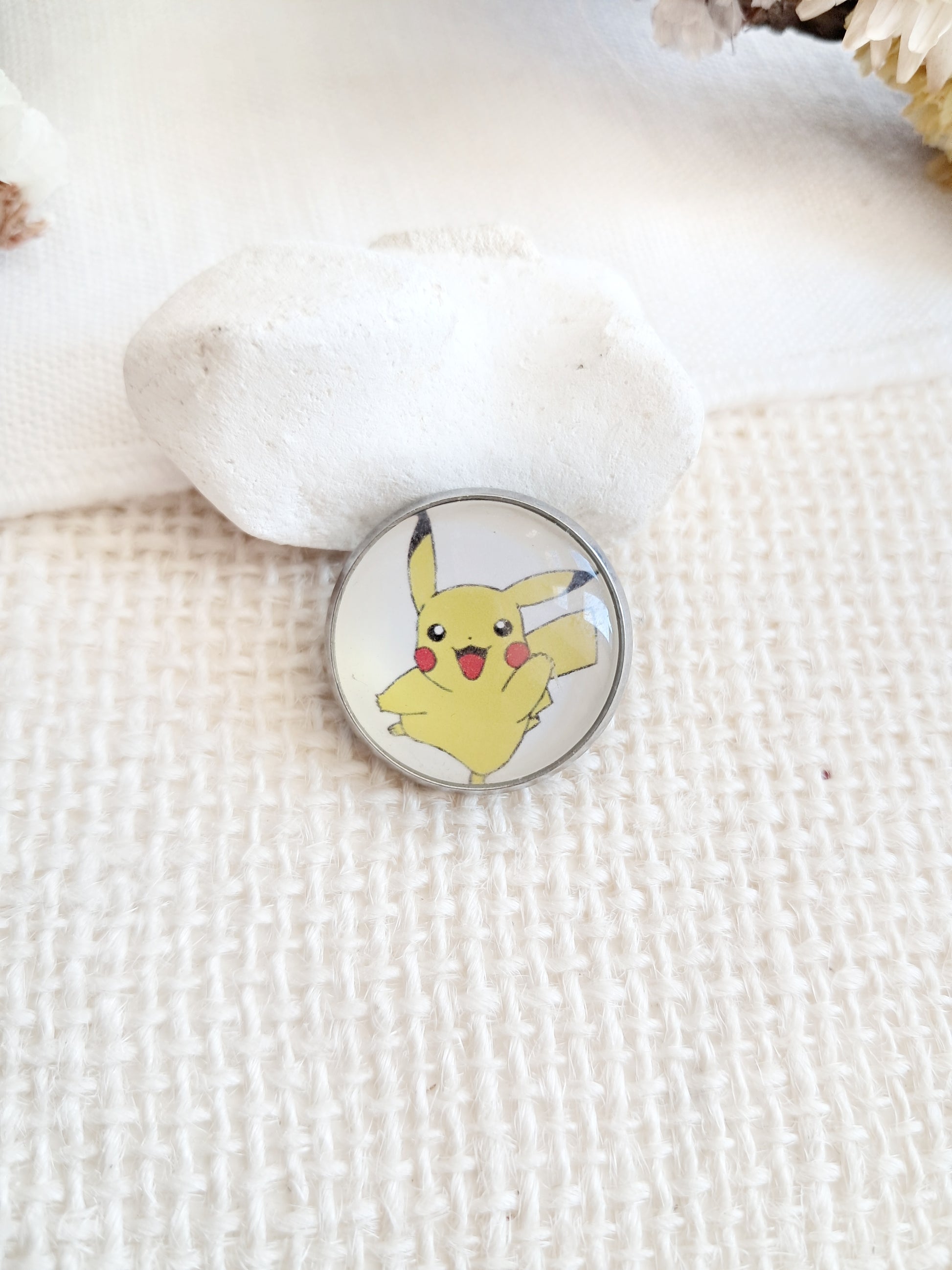 Broche cabochon Pikachu