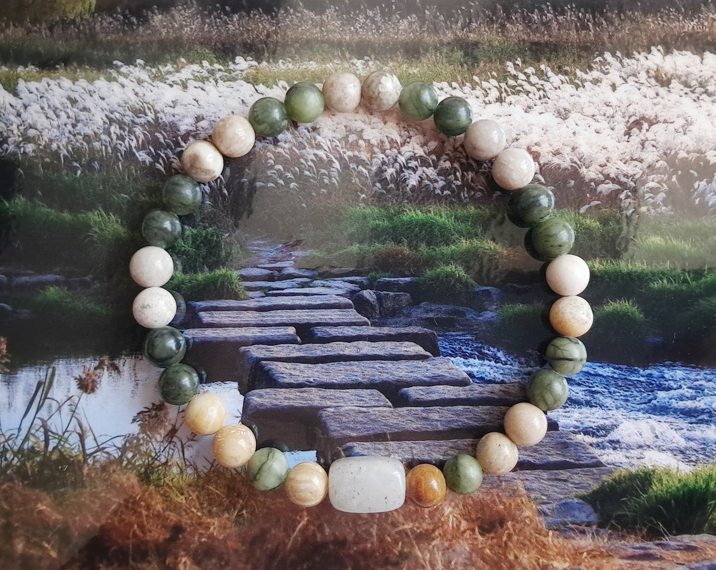 Bracelet "Paysage automnal de Corée" en labradorite, jade vert et fossile de corail