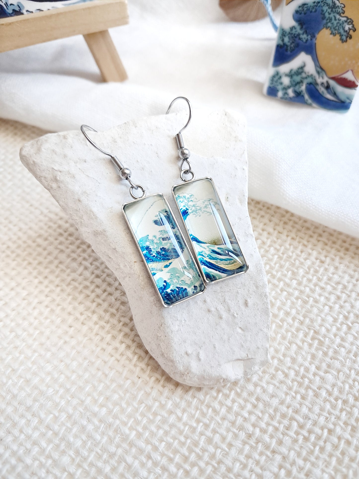 Boucles d'oreilles "La grande vague de Kanagawa" par Hokusai - exposition Nantes 2025