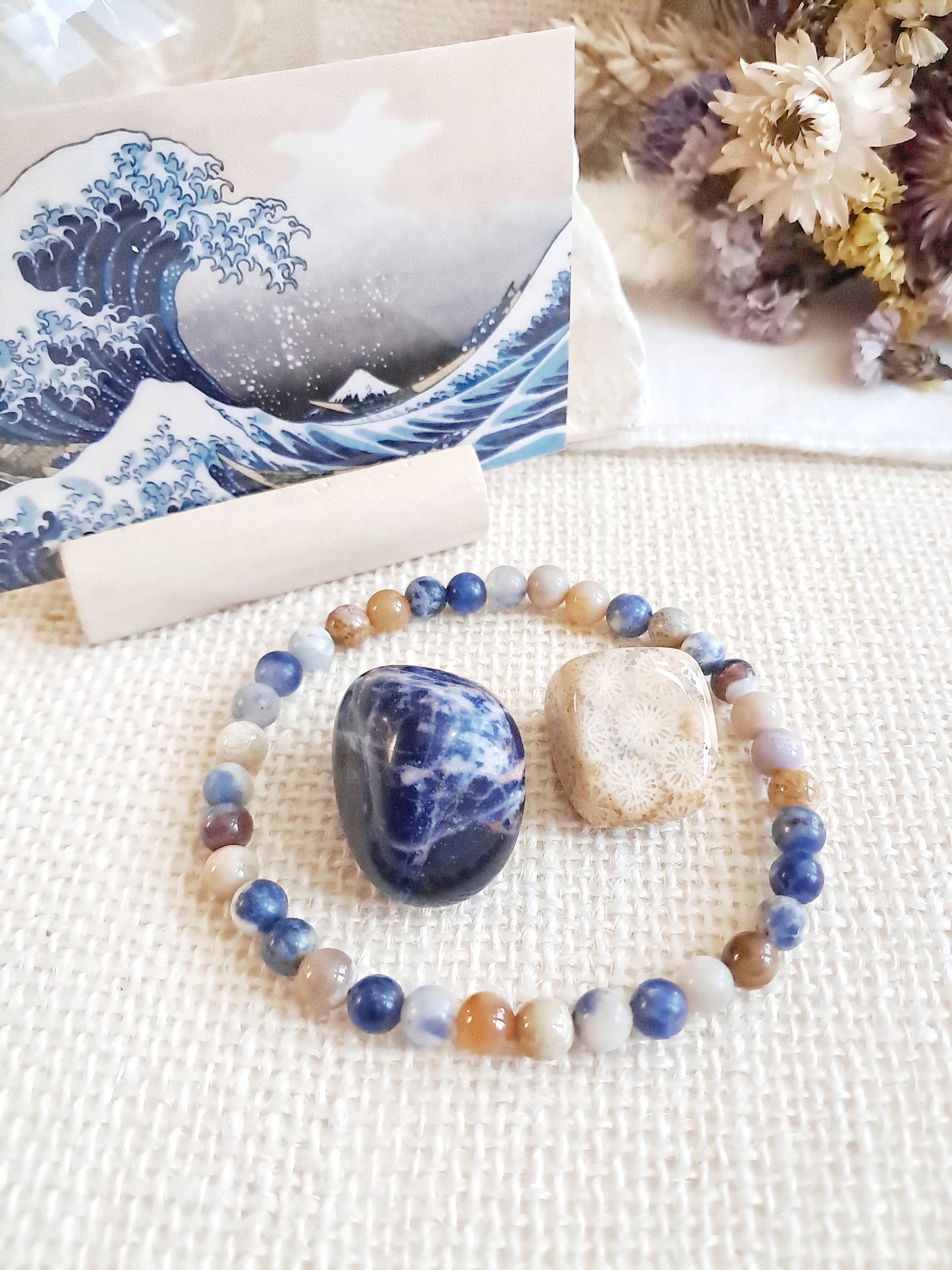 Bracelet inspiré de "La Grande Vague de Kanagawa" d'Hokusai (perles brillantes) - exposition Nantes 2025