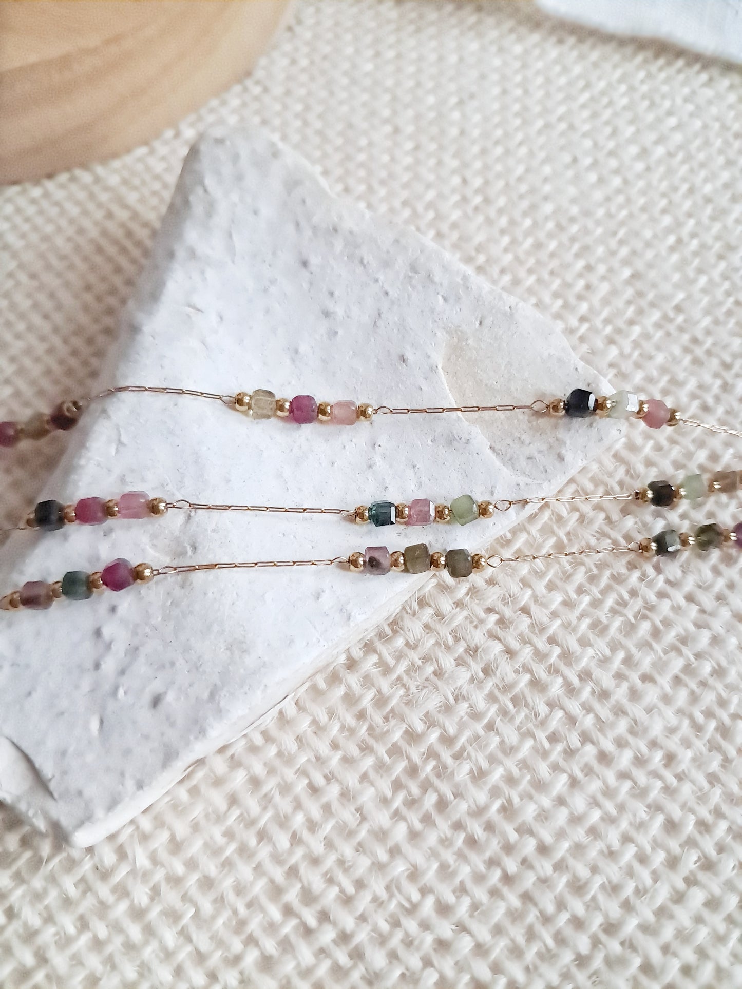 Collier sautoir triple rangs en tourmaline et en acier inoxydable doré