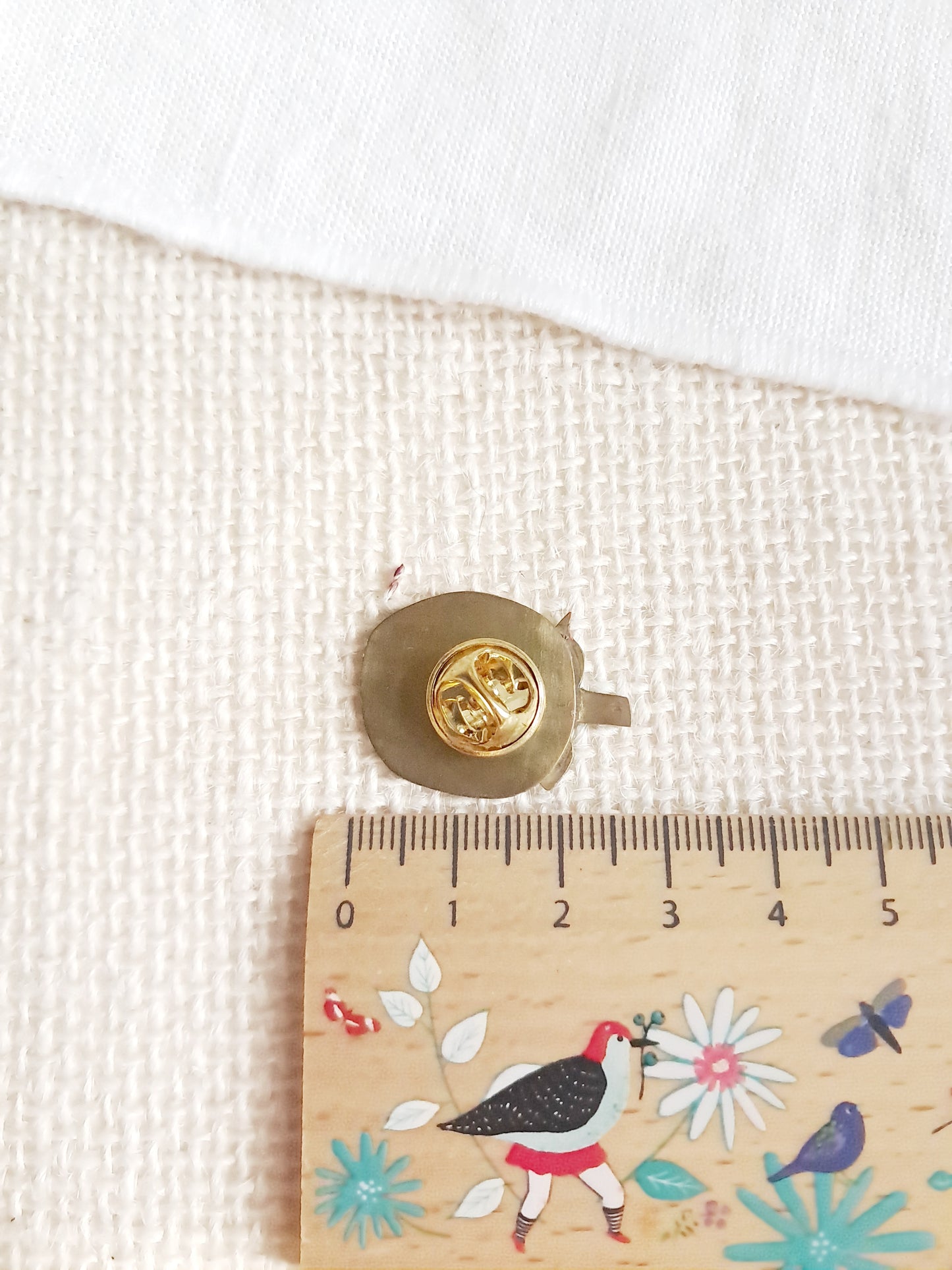 Pin's fruit kaki en laiton et émail