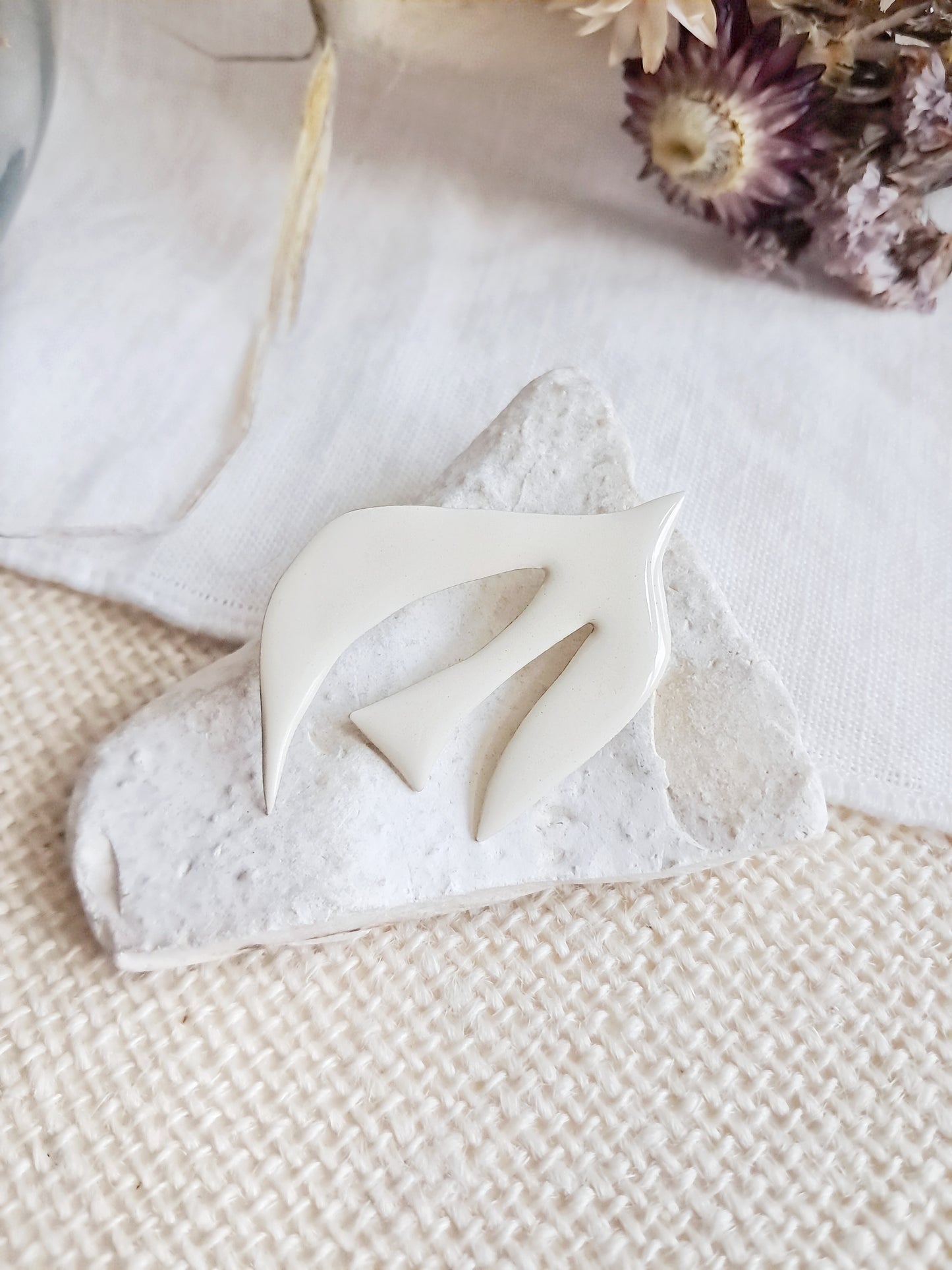 Pin's oiseau ivoire de Matisse en laiton et émail