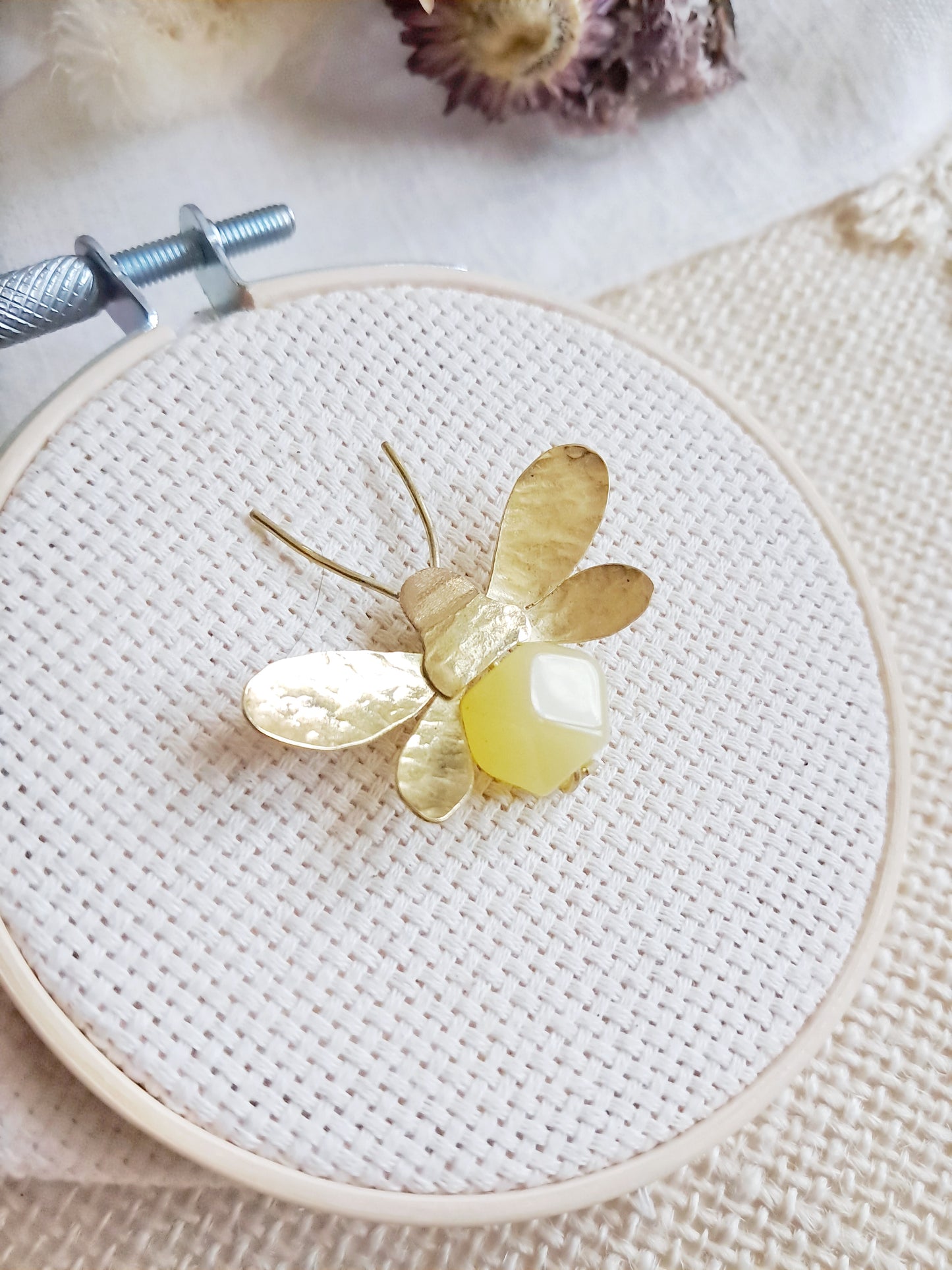 Pin's abeille en laiton et ambre jaune