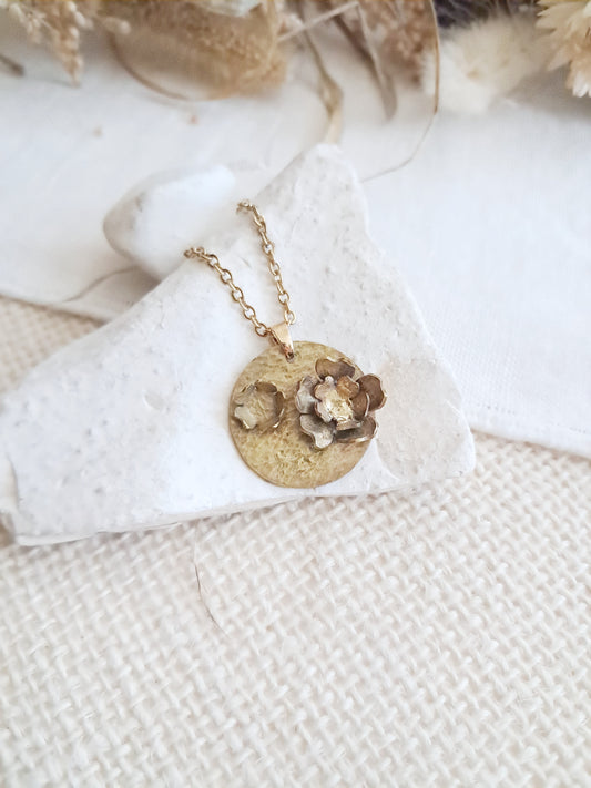 Collier médaillon fleurs de cerisier en laiton