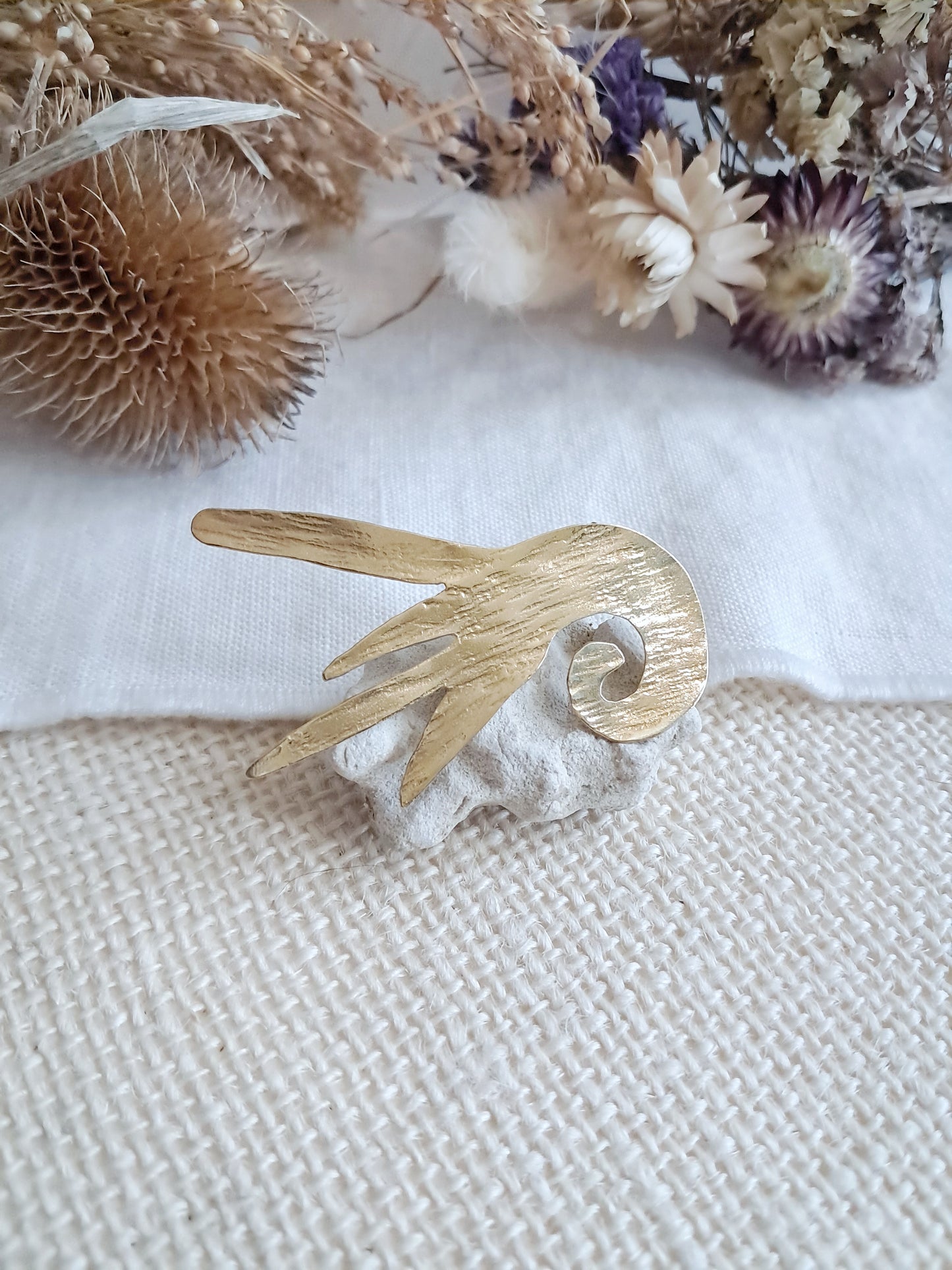 Broche animal marin style nautilus en laiton inspiré de Matisse