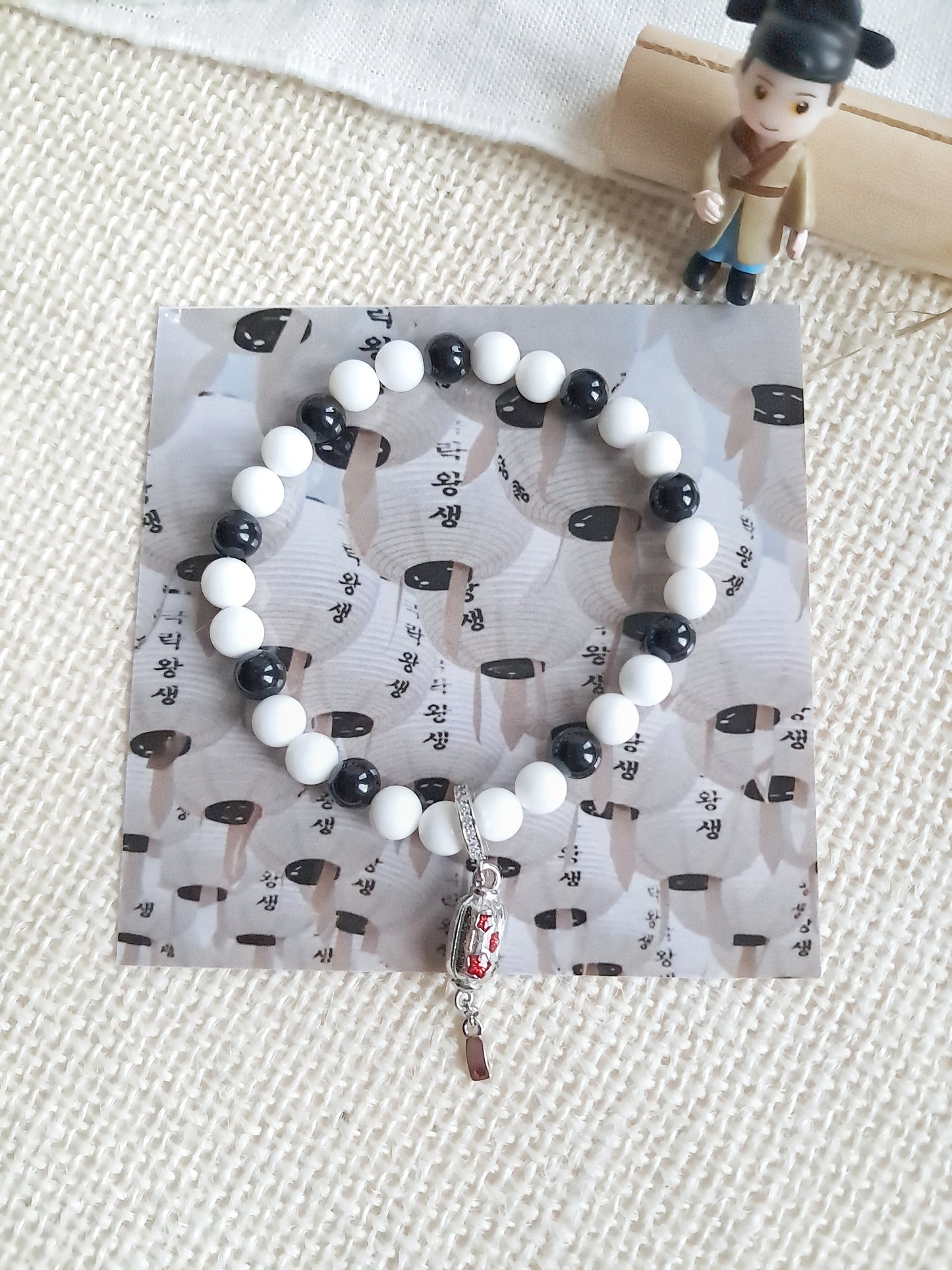 Bracelet lanterne du temple de Bongeunsa (봉은사) avec sa breloque lanterne en argent 925.