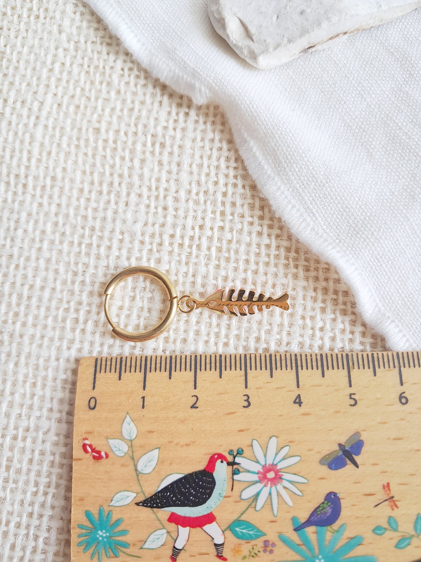 Boucles d'oreilles créoles arêtes de poisson roses en acier inoxydable doré