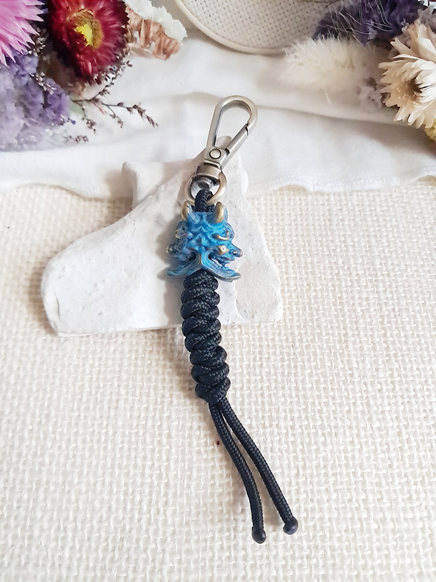 Porte-clés masque double de fantôme japonais Hannya bleu en laiton