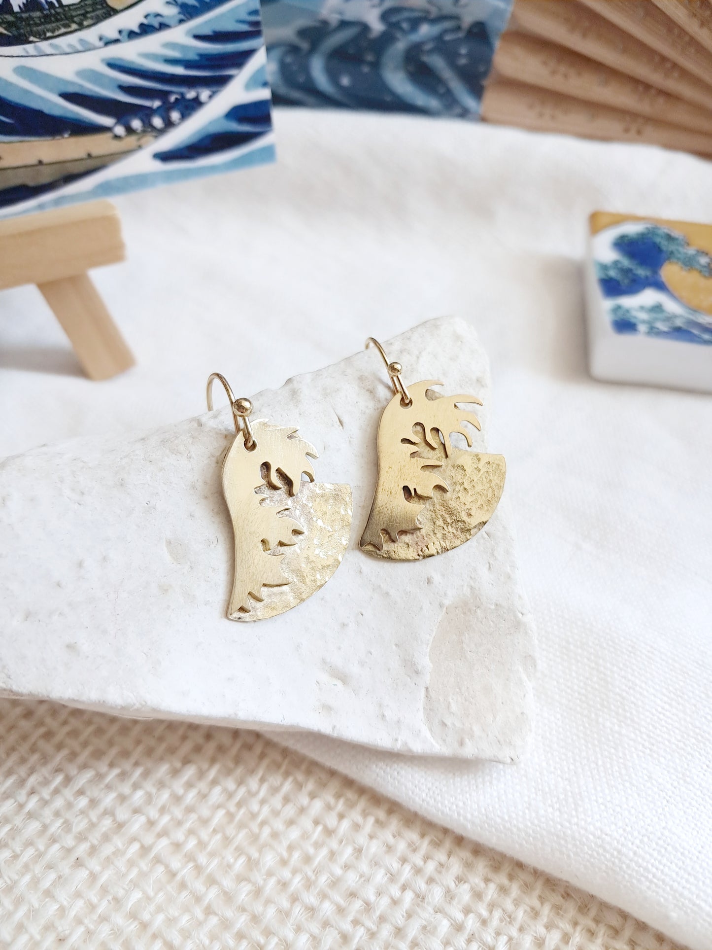 Boucles d'oreilles La grande vague de Kanagawa d'Hokusai en laiton