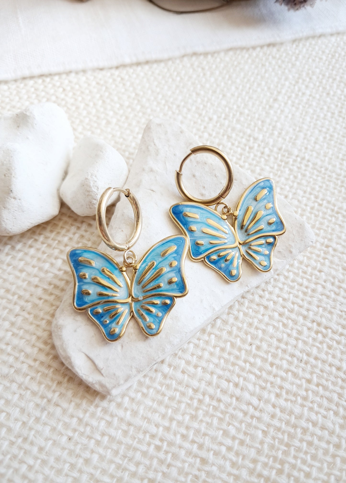 Boucles d'oreilles créoles papillons bleus en acier inoxydable doré
